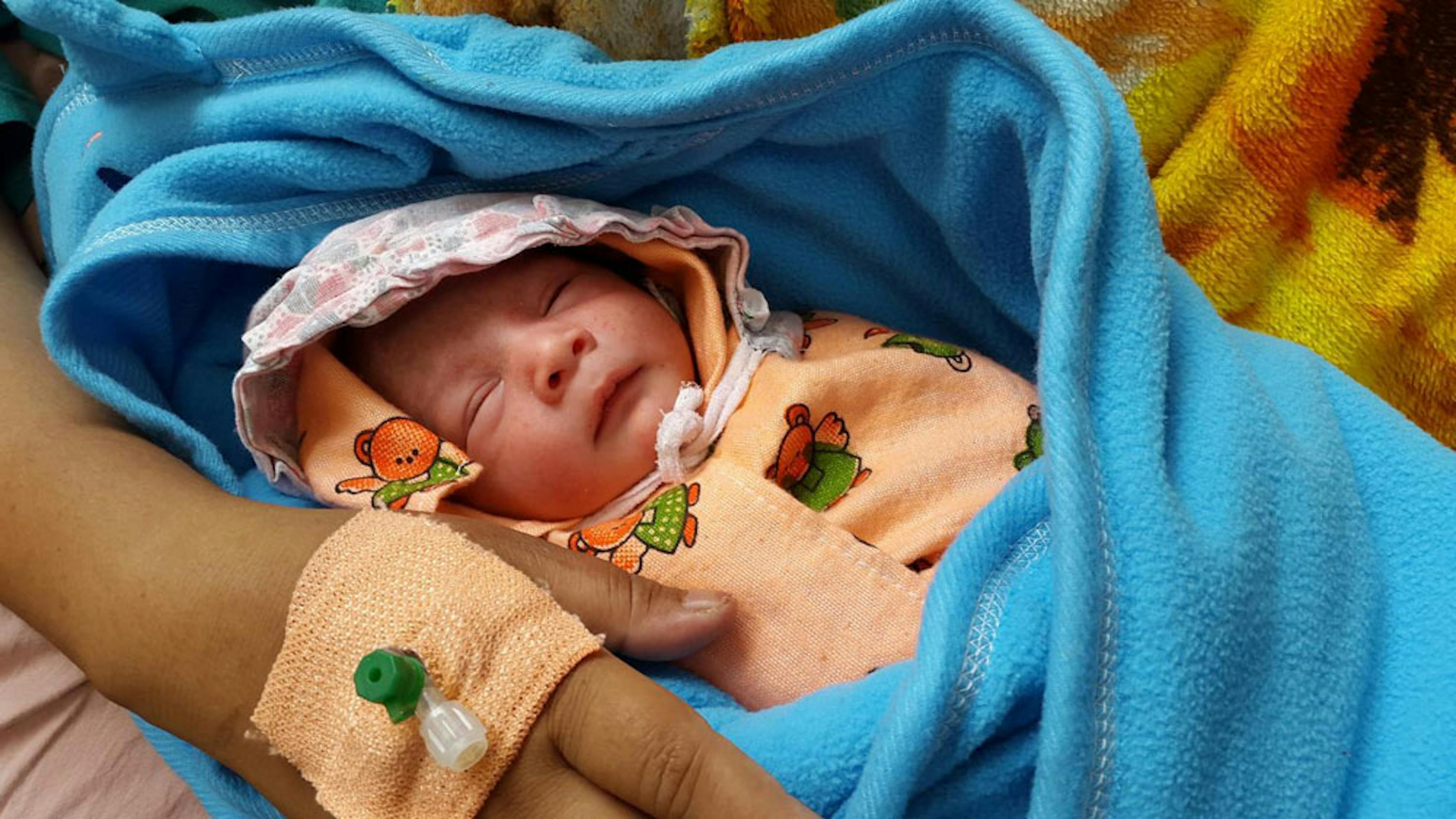 Una delle prime bambine nate nella tenda-ospedale installata dall'UNICEF nel cortile dell'ospedala 