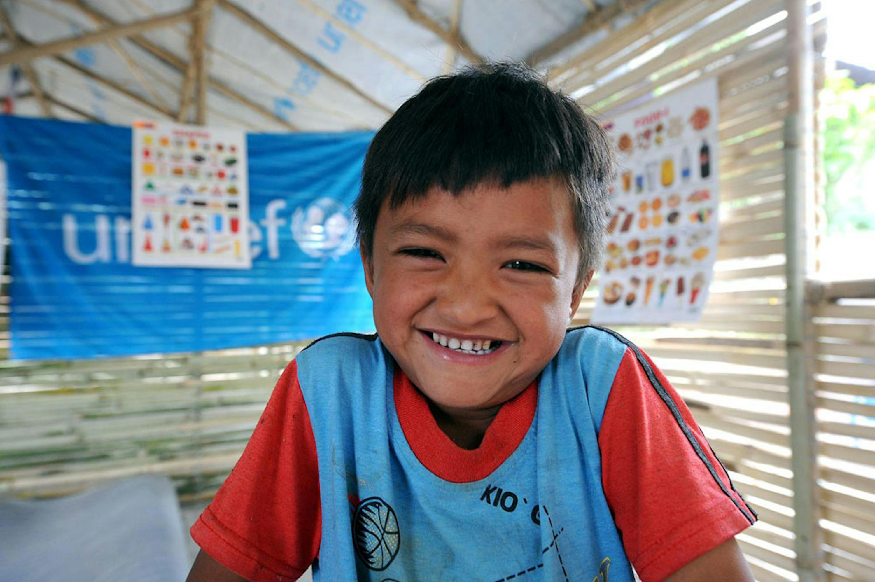 Sanjay Maharjan, 5 anni, alunno di Kokhana (distretto di Lalitpur, Nepal centrale) è uno dei 14.000 che oggi hanno iniziato le lezioni nelle scuole provvisorie allestite dall'UNICEF - ©UNICEF/PFPG2015-3181/Kharki