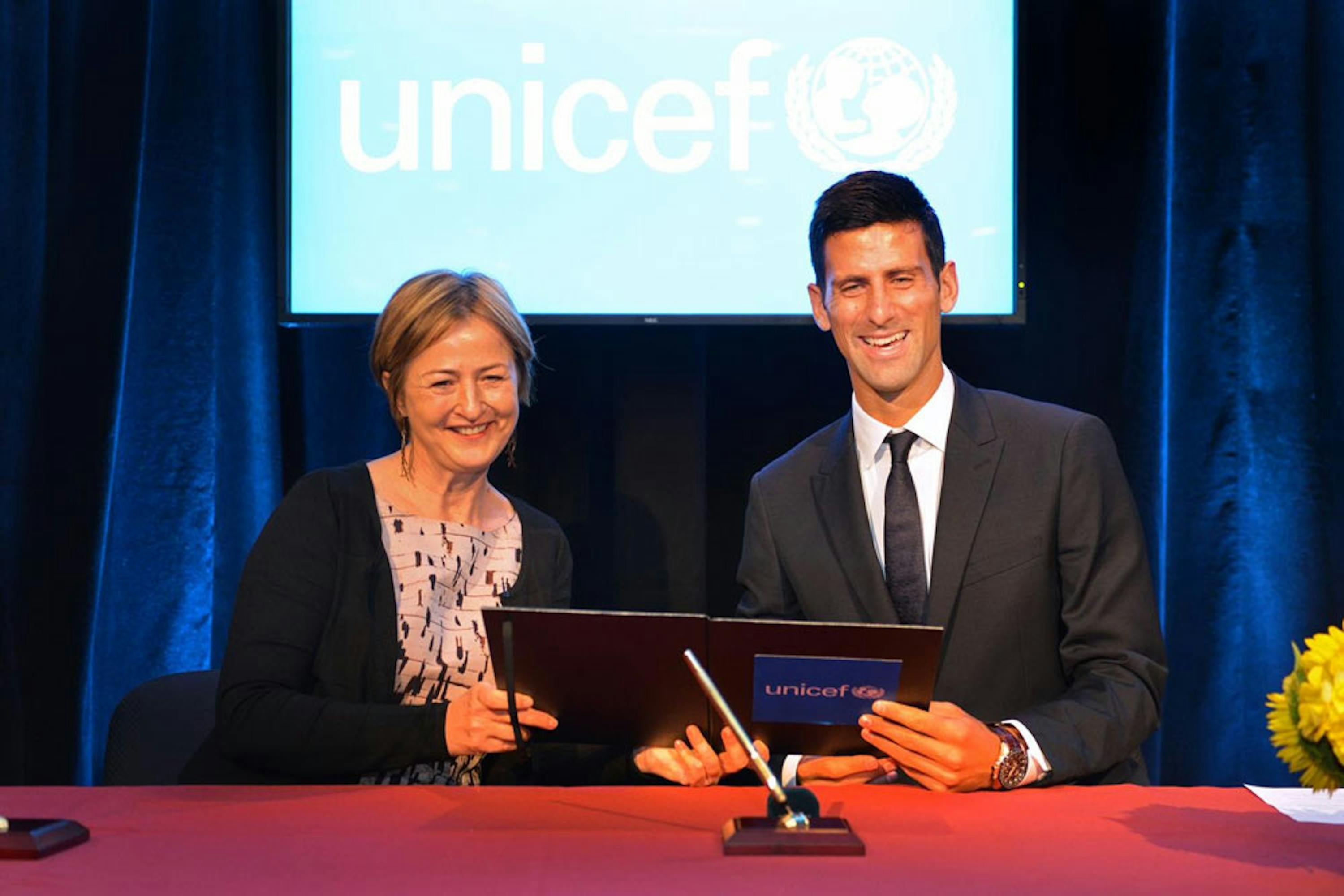 Novak Djokovic e la vicepresidente dell'UNICEF Yoka Brandt nel corso della cerimonia di nomina del tennista serbo a Goodwill Ambassador - ©UNICEF/NYHQ2015-2048/Nesbitt