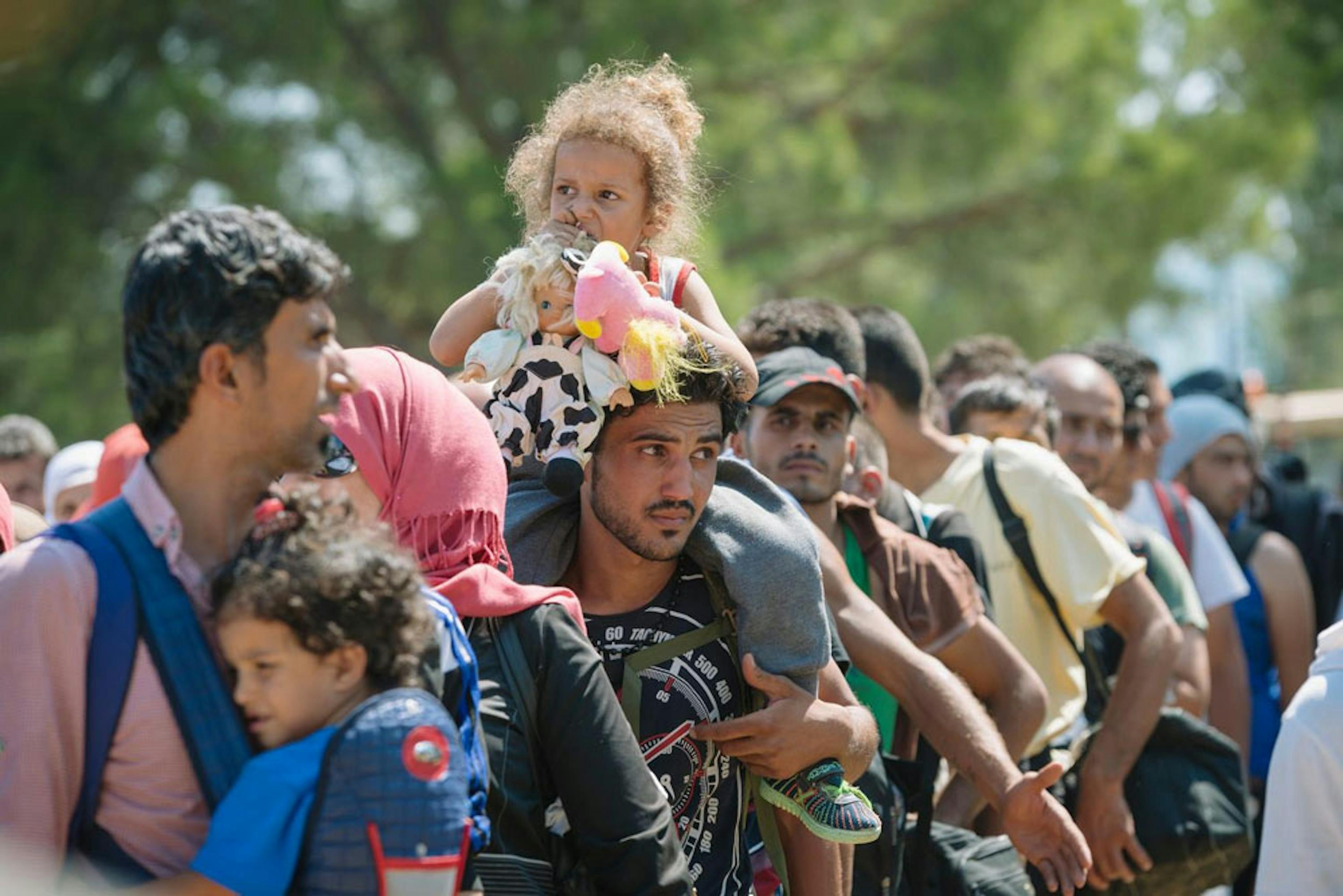 Famiglie in attesa di registrazione a Gevgelija, al confine tra Grecia e Macedonia - ©UNICEF/UNI195499/Klincarov