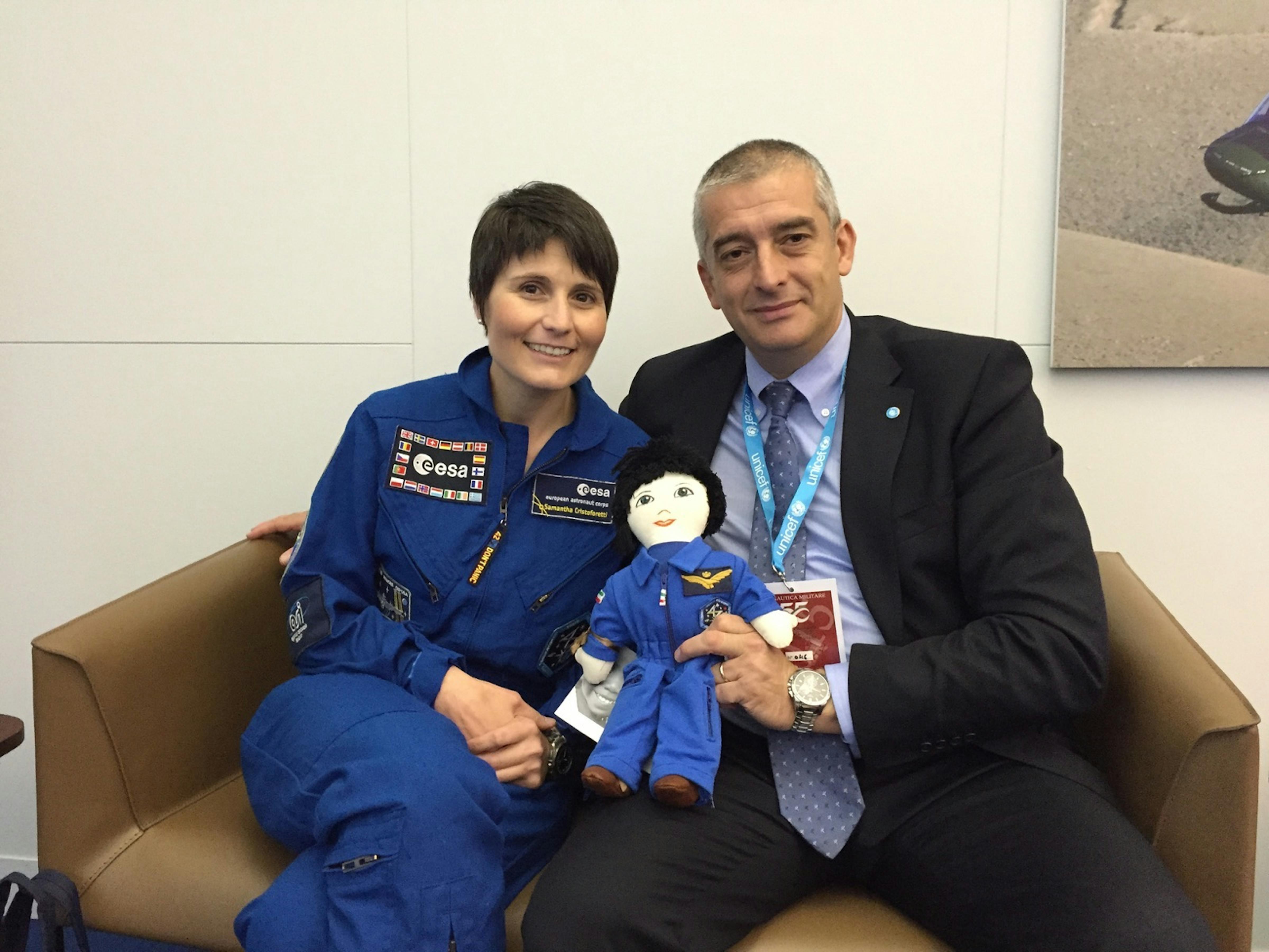 L'astronauta dell'ESA Samantha Cristoforetti e Paolo Rozera, direttore generale dell'UNICEF Itallia - ©UNICEF Italia/2015 