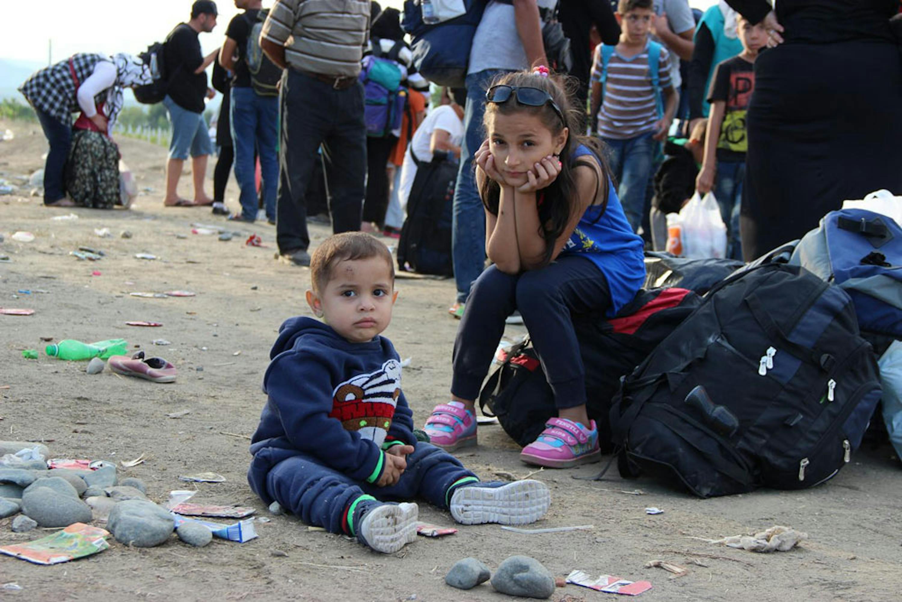 Rimsa (12 anni) e Ibrahim (18 mesi) sono fuggiti con i genitori e altri due fratellini da Tartus (Siria). La foto è stata scattata il 10 settembre 2015 a Gevgelija, nella repubblica ex-jugoslava di Macedonia - ©UNICEF/NYHQ2015-2161/C.Tidey