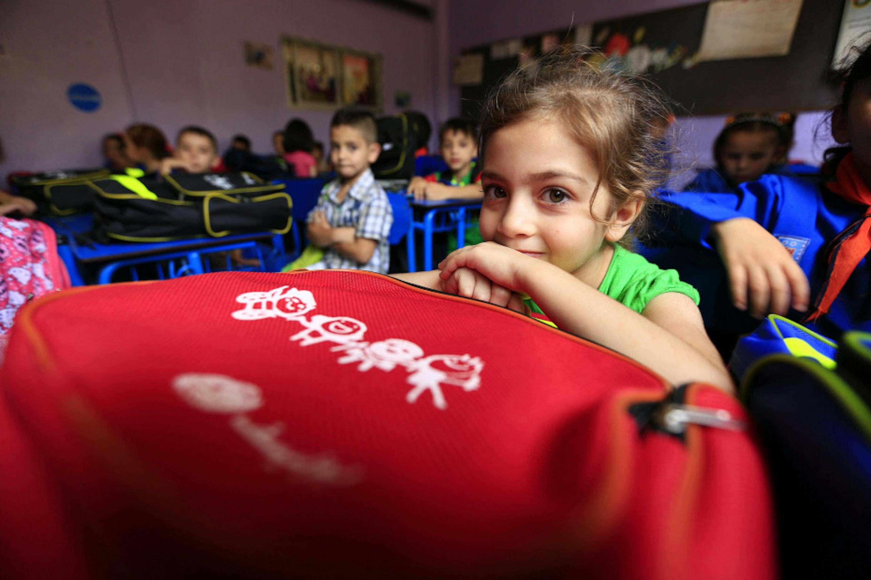 Fatima, 6 anni. La sua famiglia è fuggita da Palmira caduta in mano all'ISIS e vive ora a Homs, nell'est della Siria. Oggi inizia la scuola, con i materiali didattici donati dall'UNICEF - ©UNICEF Siria/2015/Omar Sanadiki