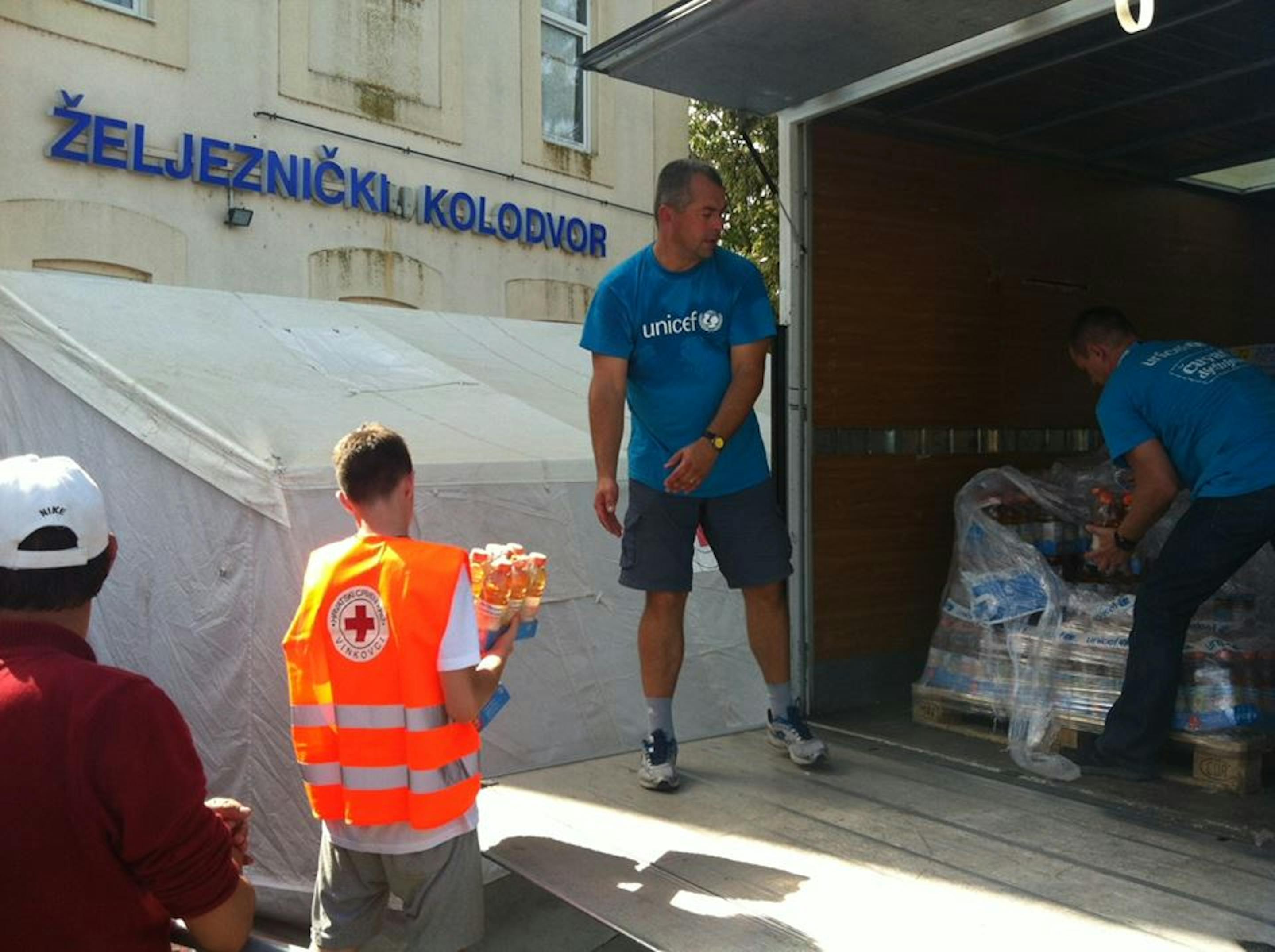 Volontari dell'UNICEF Croazia scaricano acqua, pannolini e altri beni di prima necessità per le famiglie in transito nel paese - ©UNICEF Croazia/2015/Marin Ilej