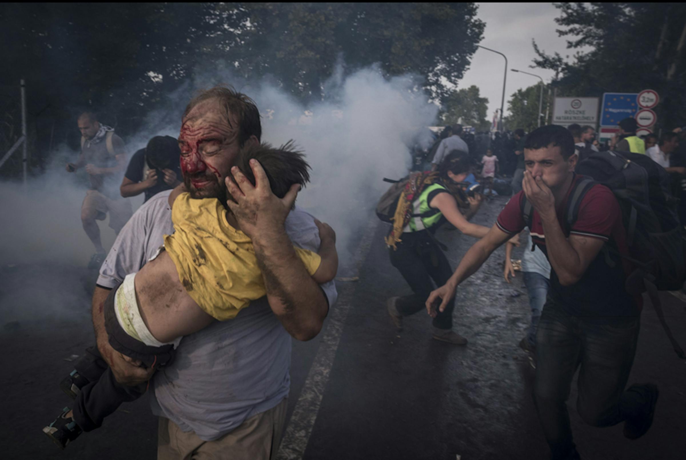 Un momento dei violenti scontri di mercoledì 16 settembre al confine tra Serbia e Ungheria - ©Sergey Pomomarev/NYTimes