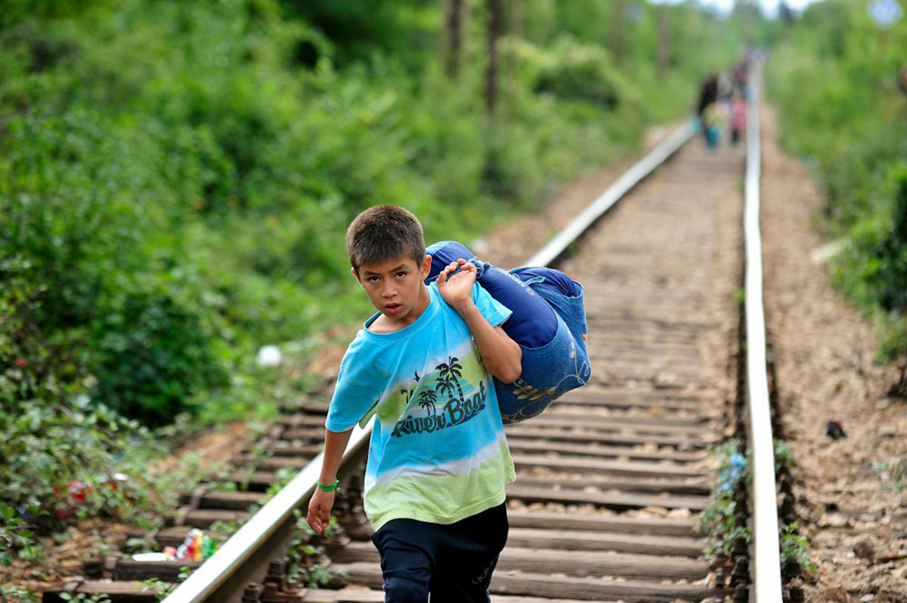 Un bambino trasporta i suoi averi lungo la ferrovia al confine tra Serbia e ex repubblica jugoslava di Macedonia - ©UNICEF/NYHQ2015-2203/Georgiev