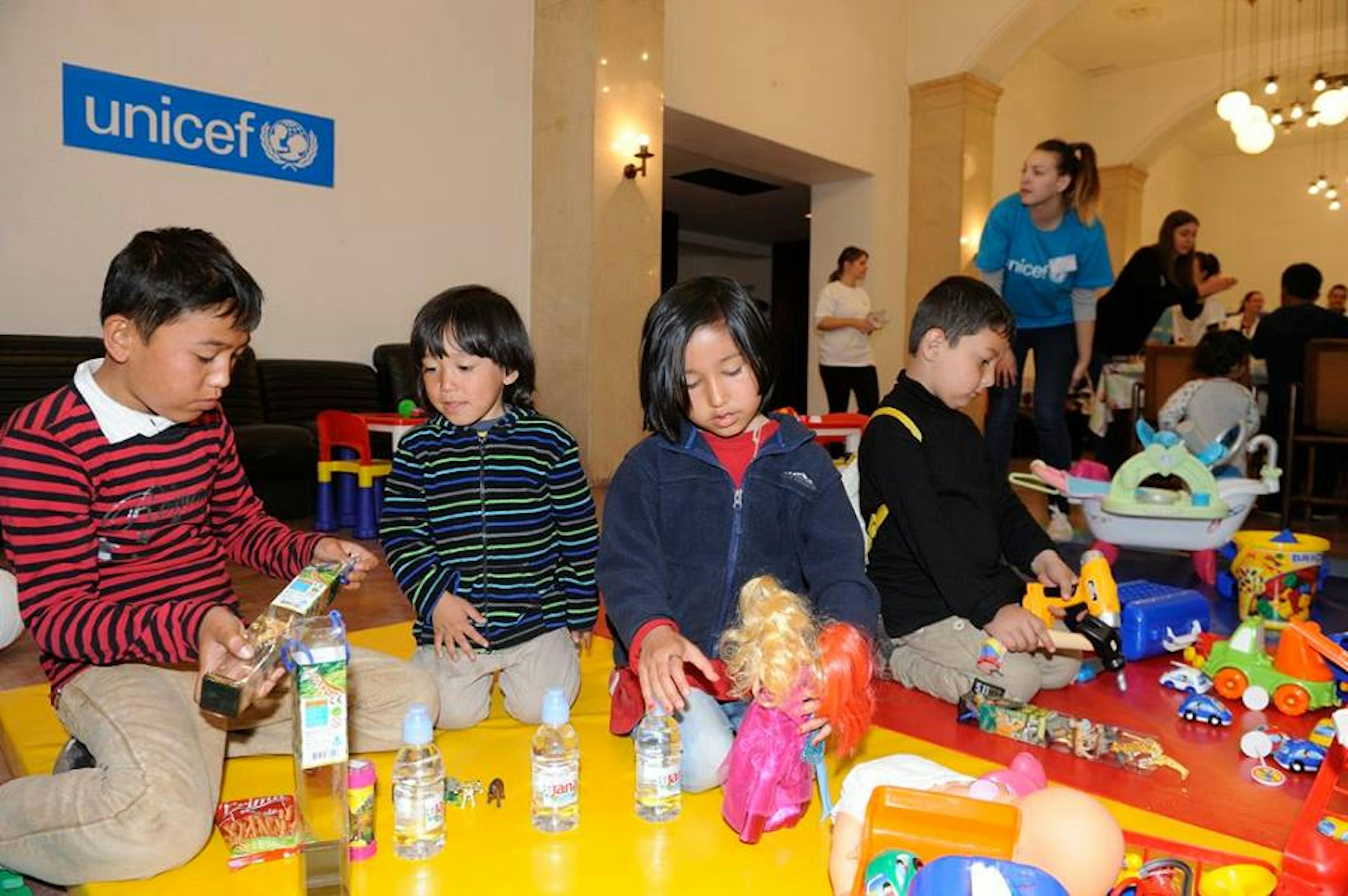 Bambini provenienti dalla Siria e da altri paesi in guerra giocano con i volontari dell'UNICEF Serbia in questa sala dell'Hotel Bristol di Belgrado, attrezzata come 