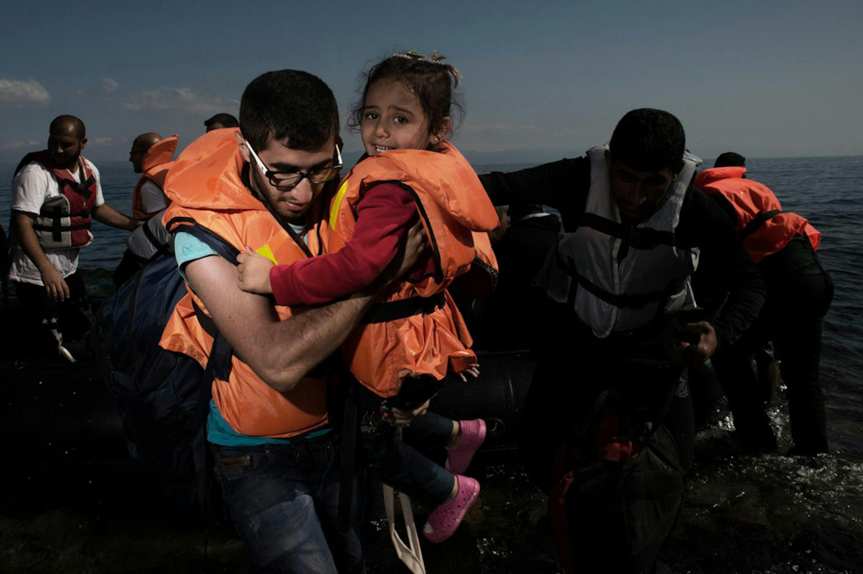 L'arrivo sull'isola di Lesbo (Grecia) di un gommone carico di bambini e adulti in fuga dalla Siria - ©UNICEF/NYHQ2015-2392/Romenzi