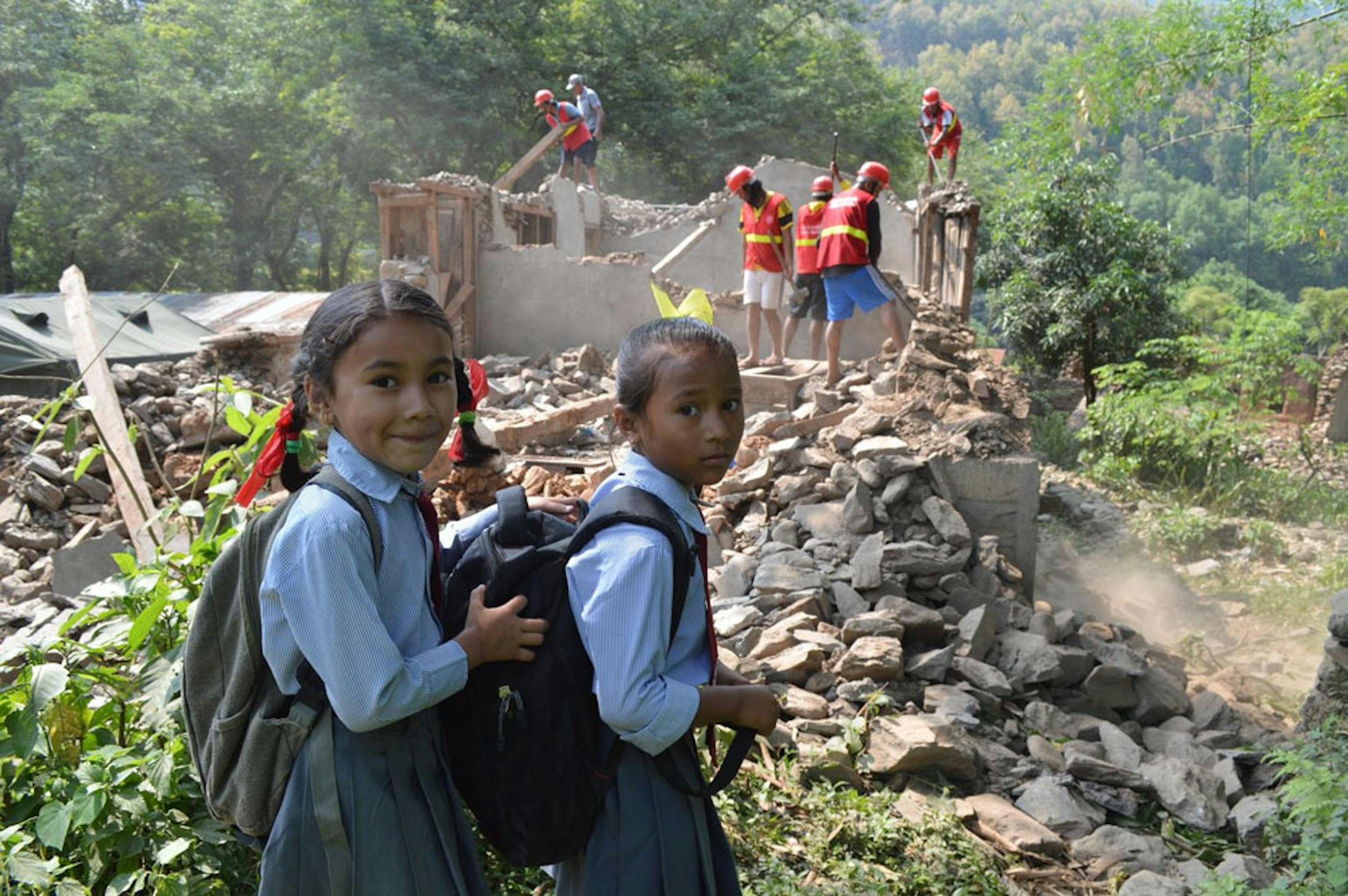 Rushma e Rakshya, alunne di seconda elementare, si recano alla loro scuola, un istituto montessoriano nel distretto di Gorkha, una delle aree più devastate dal terremoto - ©UNICEF/PFPG2015-3361/Sundar Kumar Lama