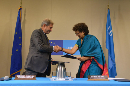 La Vicedirettrice UNICEF Geeta Rao Gupta e il Commissario Europeo alle Politiche di vicinato Johannes Hahn stipulano l'accordo che garantisce un finanziamento di 62 milioni di euro ai programmi UNICEF per l'istruzione dei bambini siriani