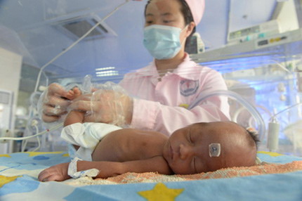 Un'infermiera assiste  una  neonata in un reparto maternità nella città di Liangshan, nella provincia cinese dello Yunann. Il 45% della mortalità infantile (0-5 anni) si concentra nel primo mese di vita -  ©UNICEF/UNI180558/Xia Yong