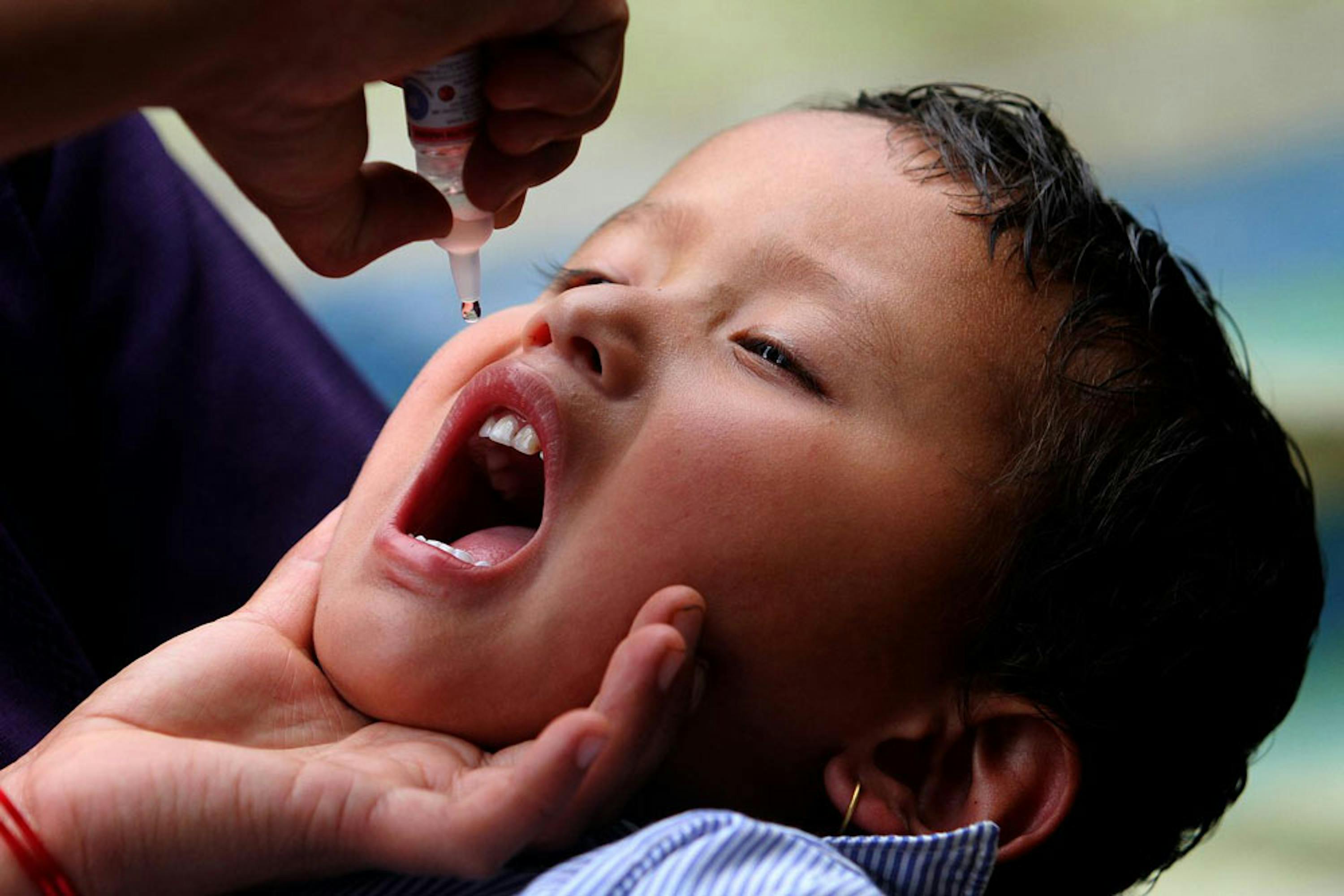 Vaccinazione antipolio nel villaggio di Barpak, in Nepal, nella zona dell'epicentro del devastante terremoto del 25 aprile 2015 - ©UNICEF Nepal/2015-0117/Panday