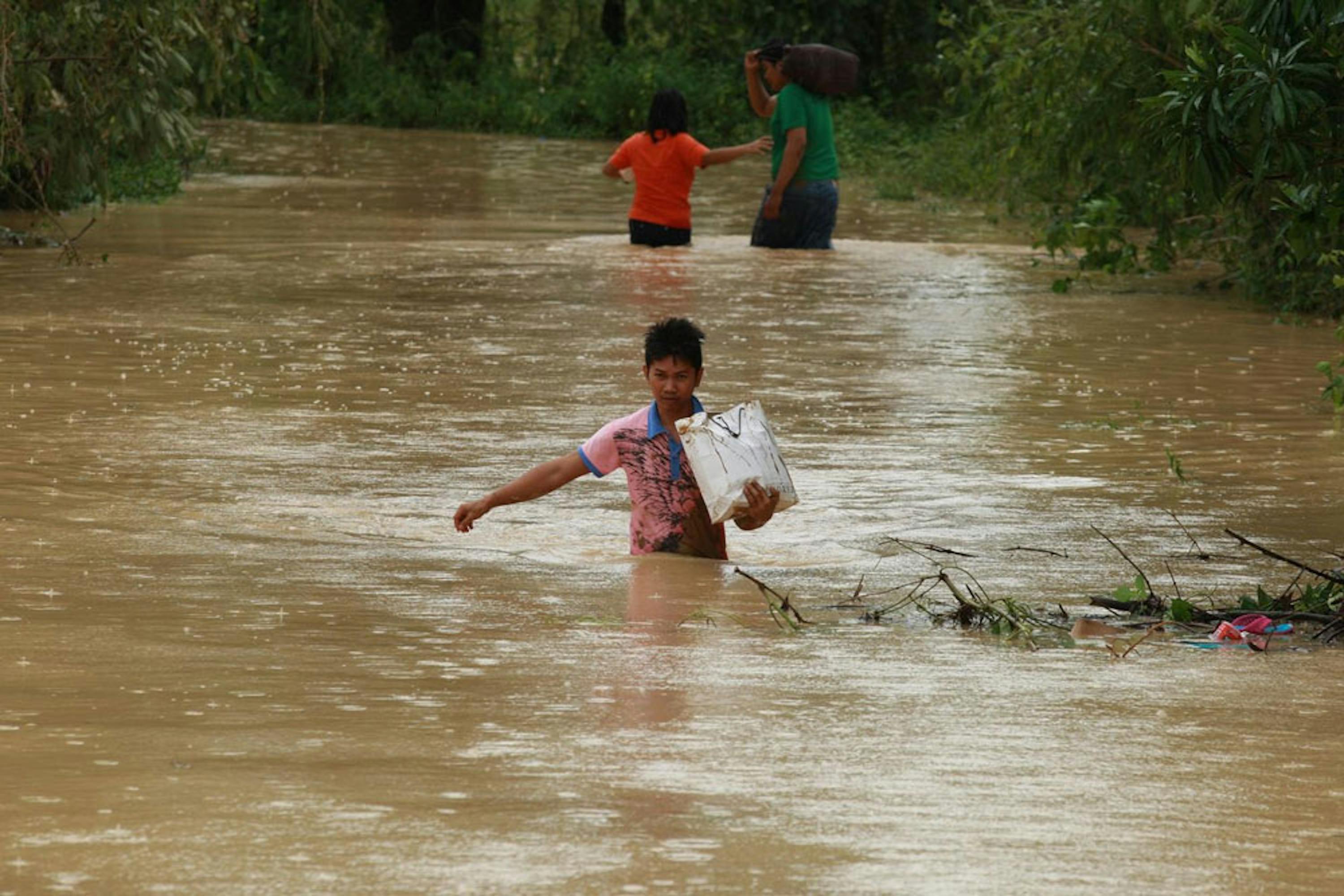 Un villaggio allagato nei pressi di Palayan City (Filippine) dopo il passaggio del tifone Koppu a metà ottobre: Koppu è stato il 12° tifone a colpire le Filippine quest'anno - ©UNICEF/UNI199426/Maitem