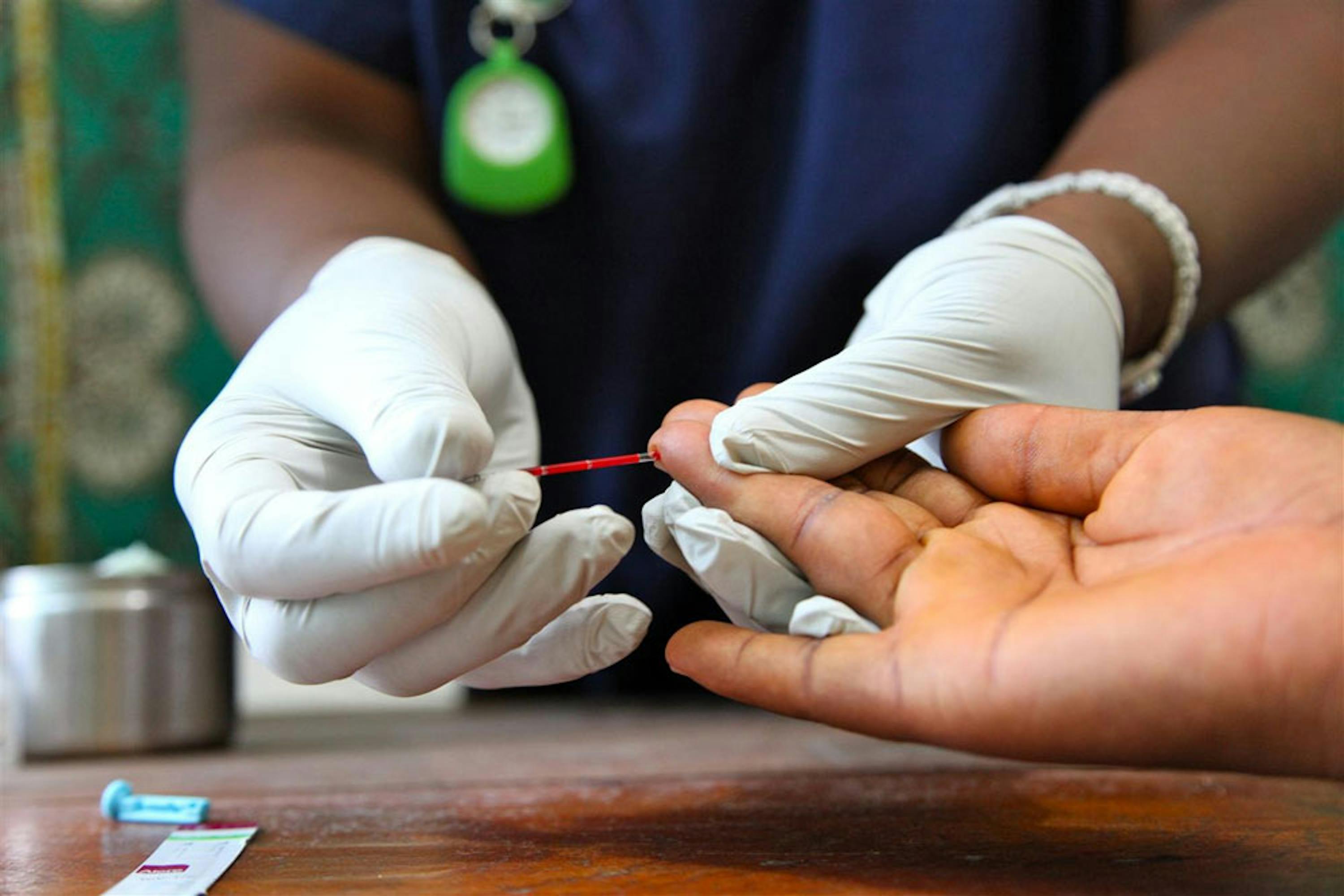 Un test rapido per l'HIV nell'ospedale Redemption Public Hospital di Monrovia (Liberia), sostenuto dall'UNICEF - ©UNICEF/NYHQ2011-1757/Pirozzi