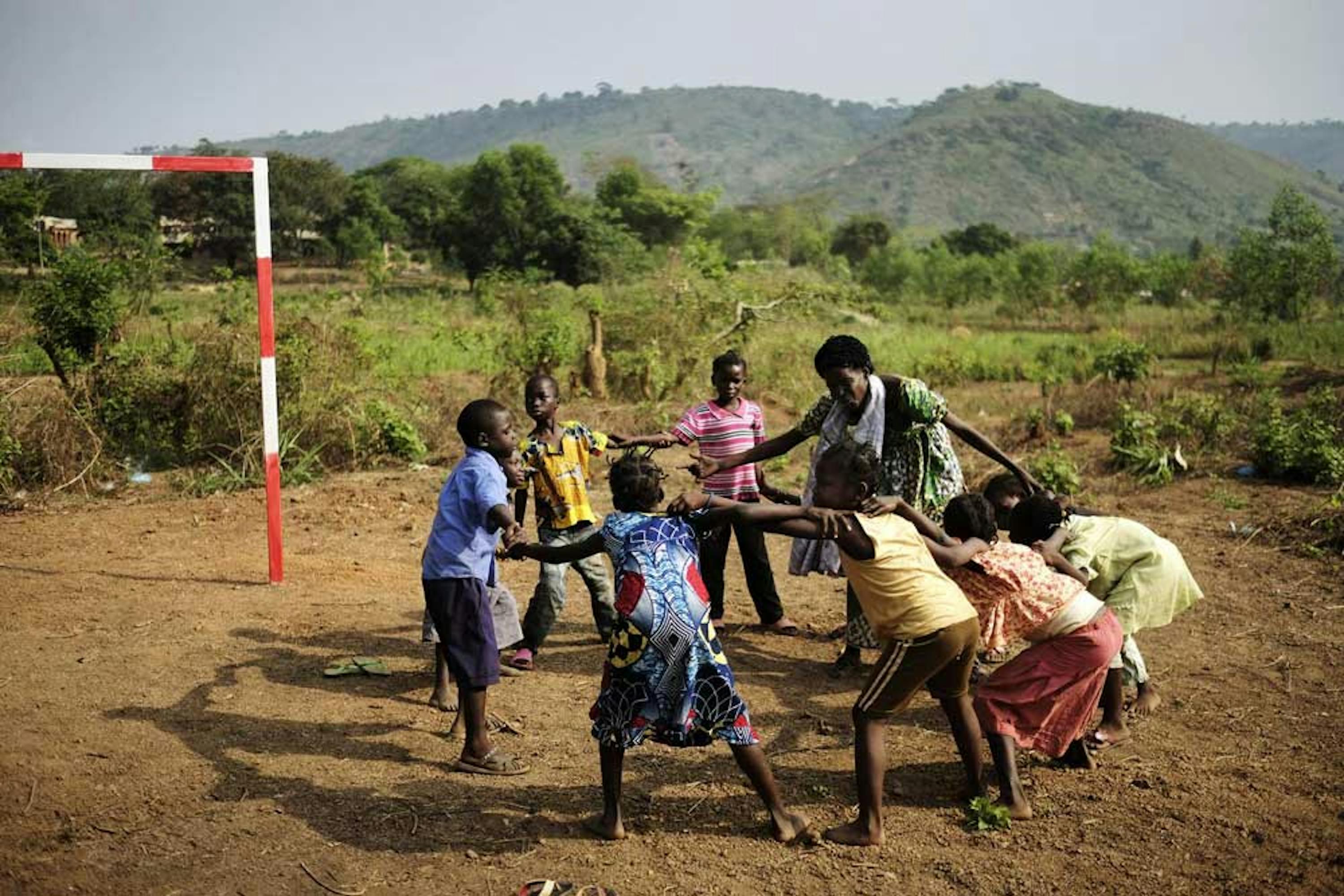 Un momento di gioco nel centro per sfollati allestito all'interno del Boy Rabe Monastery di Bangui (Rep. Centrafricana), sostenuto dall'UNICEF - ©UNICEF/NYHQ2014-0328/Grarup