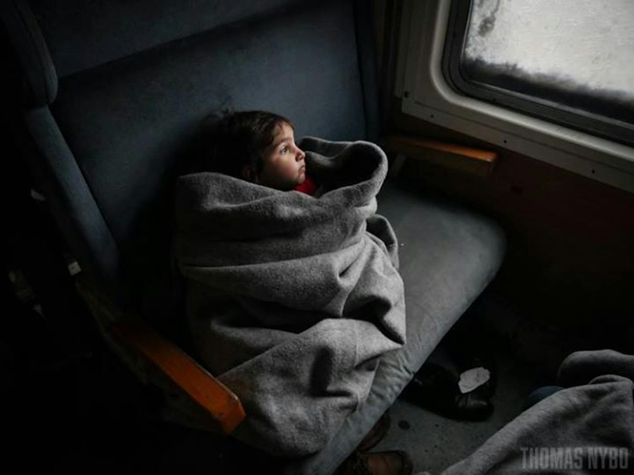 Viaggio di 6 ore su un treno gelido attraverso la repubblica ex-jugoslava di Macedonia per questa bambina in fuga con la famiglia dall'Afghanistan - ©Thomas Nybo