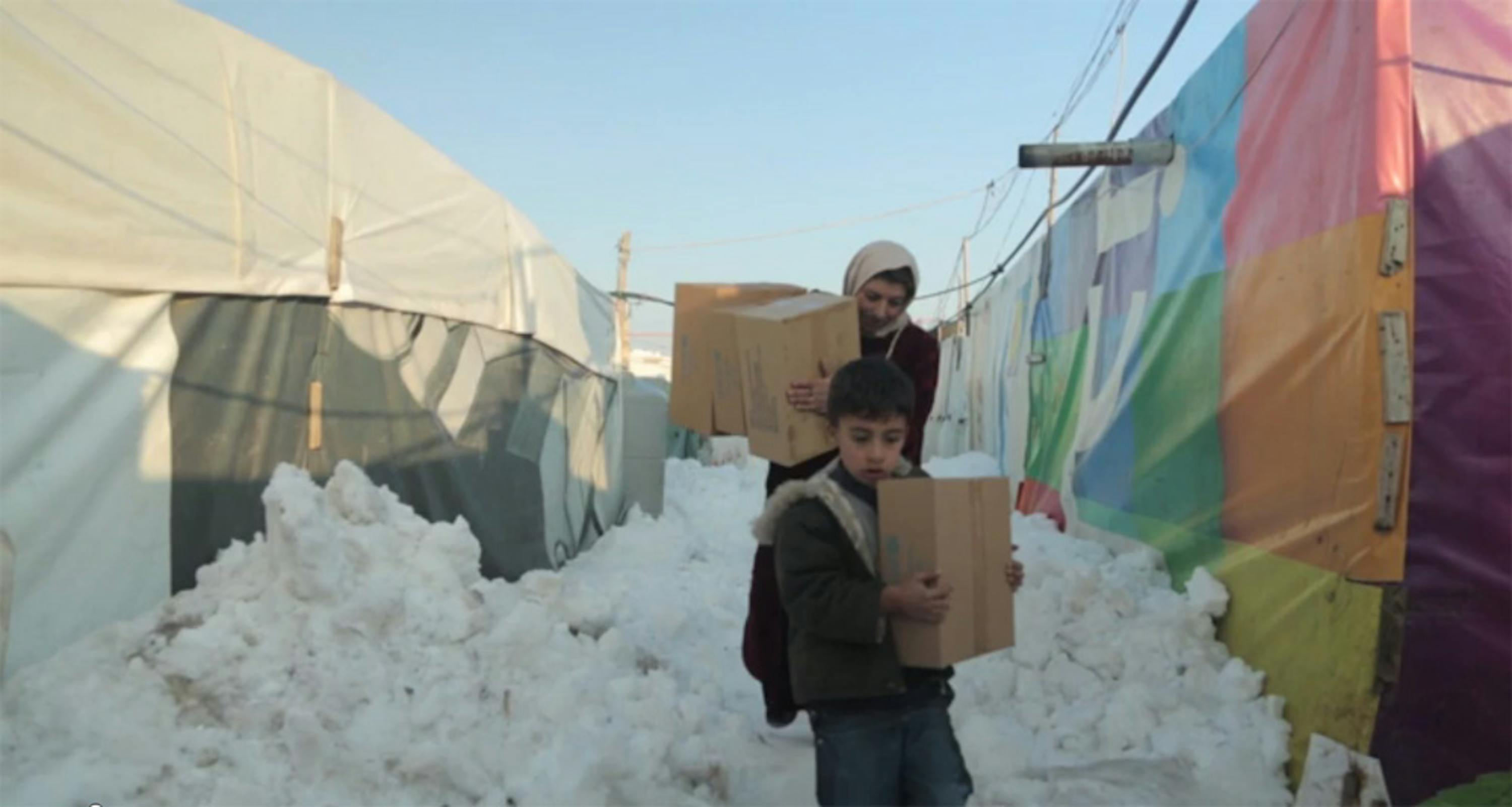 Aiuti UNICEF per l'inverno in corso di distribuzione  nei campi che ospitano sfollati e rifugiati siriani - ©UNICEF Middle East and North Africa/2015