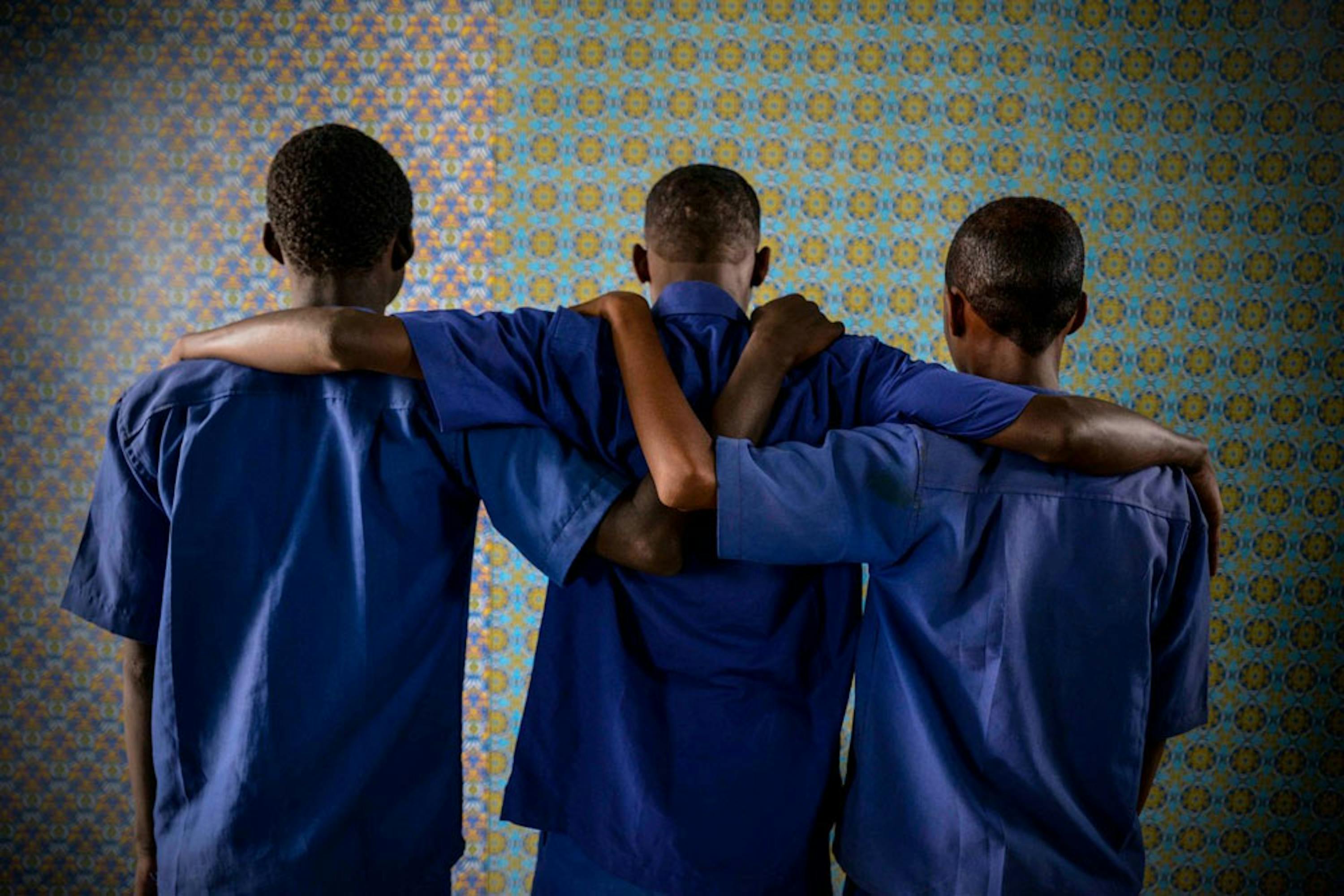 Questi tre ragazzi di 17 anni sono alcuni dei 100 ex minori combattenti seguiti da UNICEF e Intersos (ONG italiana) nel centro vocazionale di Baidoa, in Somalia - ©UNICEF/UN09632/Rich