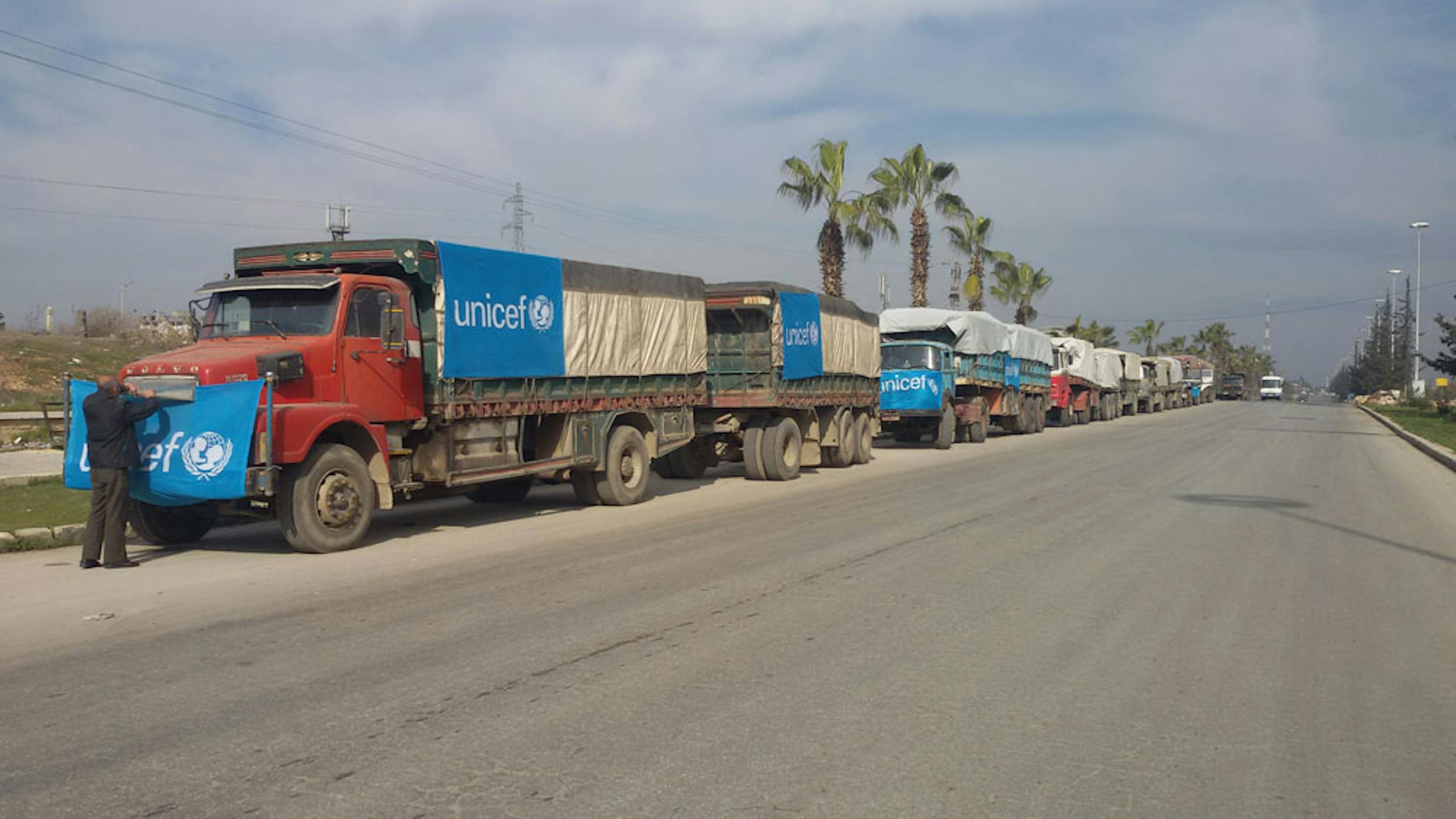Il convoglio di 7 camion con aiuti UNICEF che ha portato aiuti per 30.000 civili nelle città di Nubul e Zahra, vicino ad Aleppo - ©UNICEF Siria/2016
