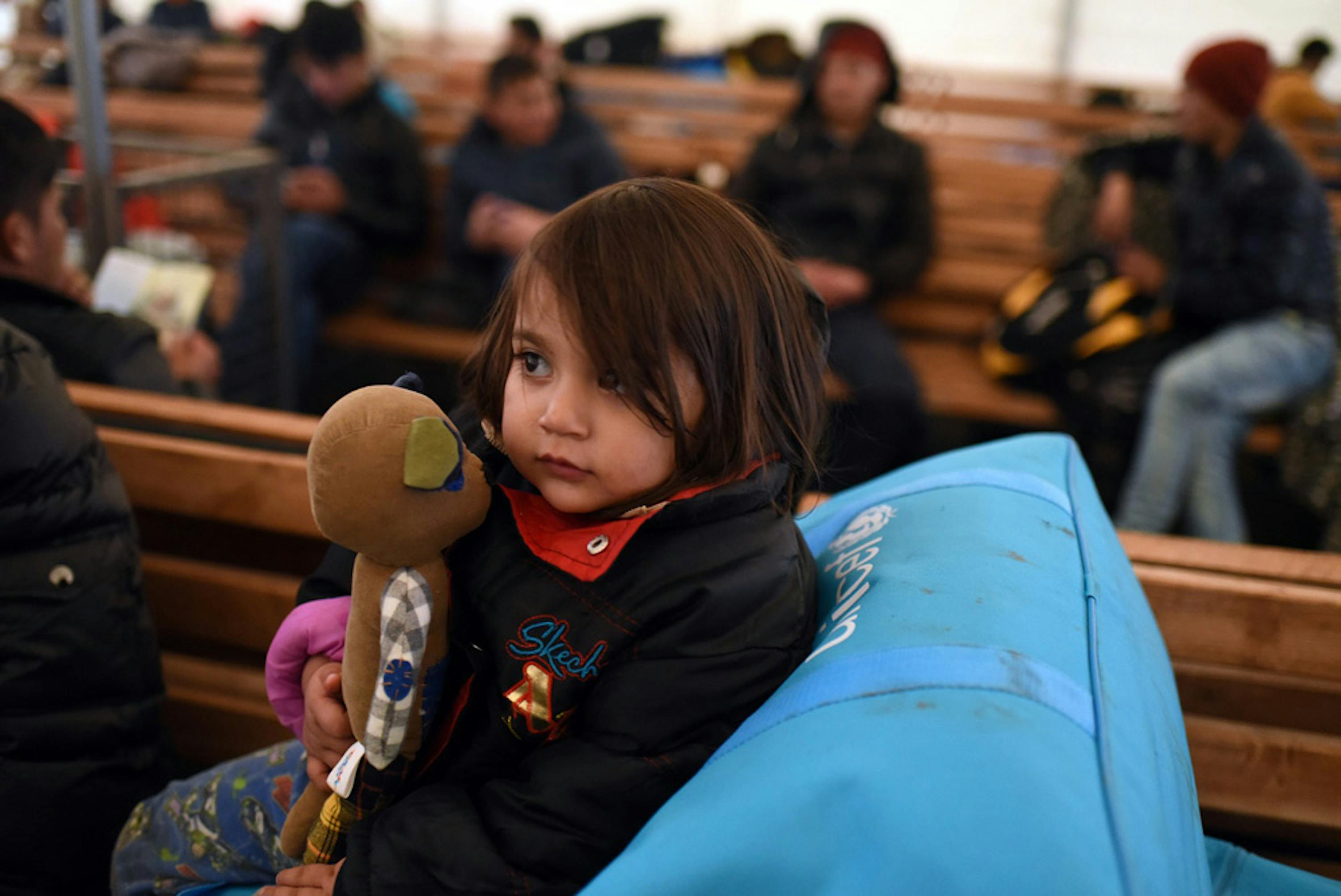 Una bambina riposa nel centro di registrazione di Tabanovce, in Macedonia. A lei e centinaia di altri profughi dall'Afghanistan è stato proibito di entrare in Serbia - ©UNICEF/UN010700/Georgiev