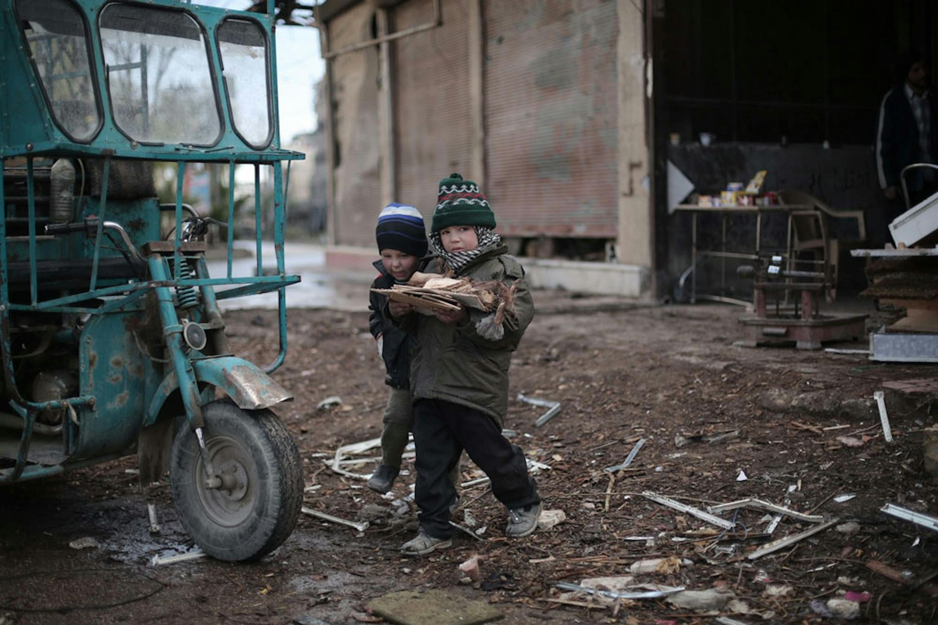 Bambini raccolgono legna a Kafan Batna, villaggio rurale nei dintorni di Damasco. 4,5 milioni di civili vivono in aree della Siria che non ricevono regolari aiuti umanitari - ©UNICEF/UN06855/Al Shami