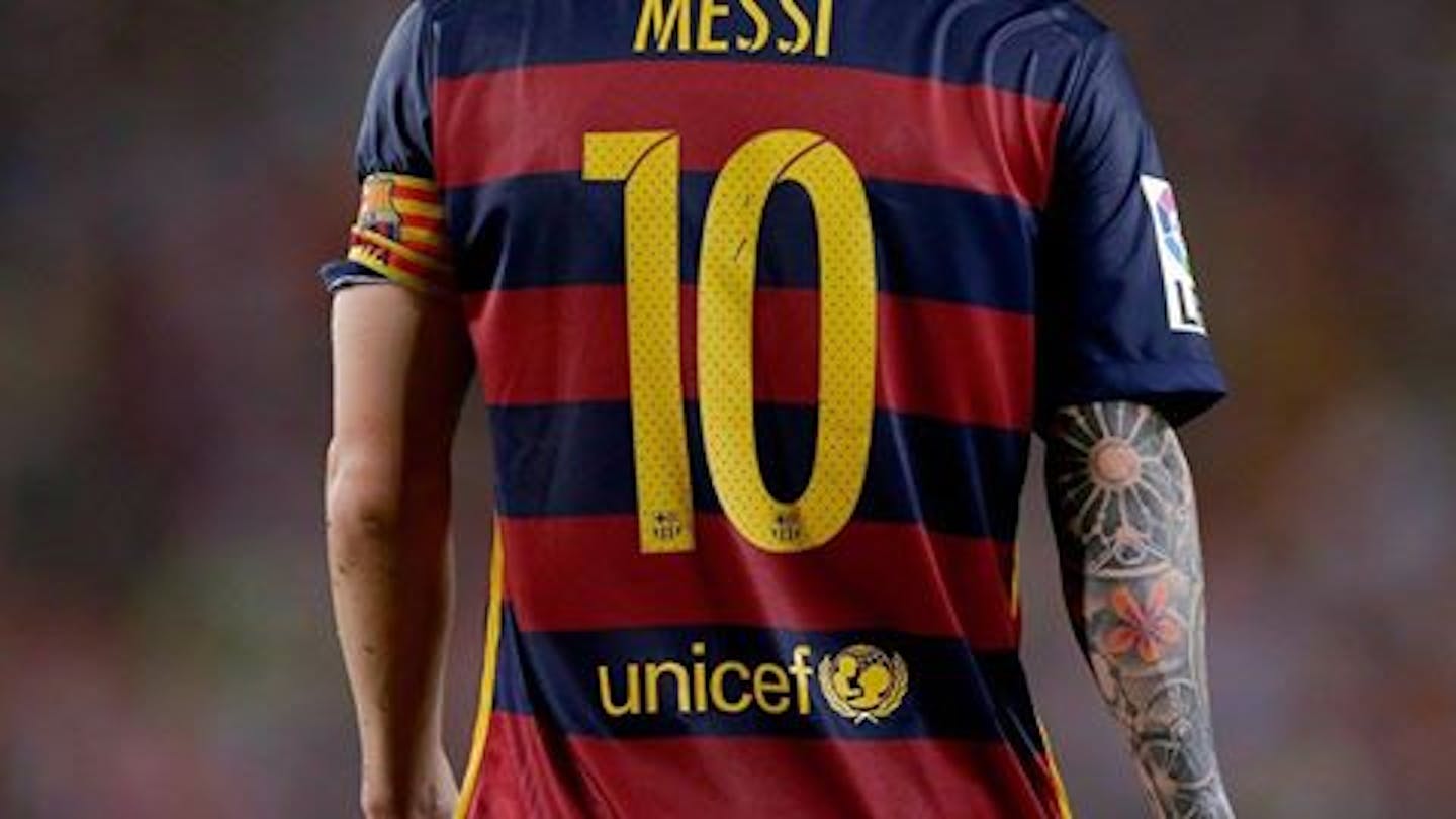 La maglia del Barcellona FC indossata dal Pallone d'Oro Leo Messi. Anche per i prossimi 4 anni il logo UNICEF sarà ospitato gratuitamente sulle casacche dei 