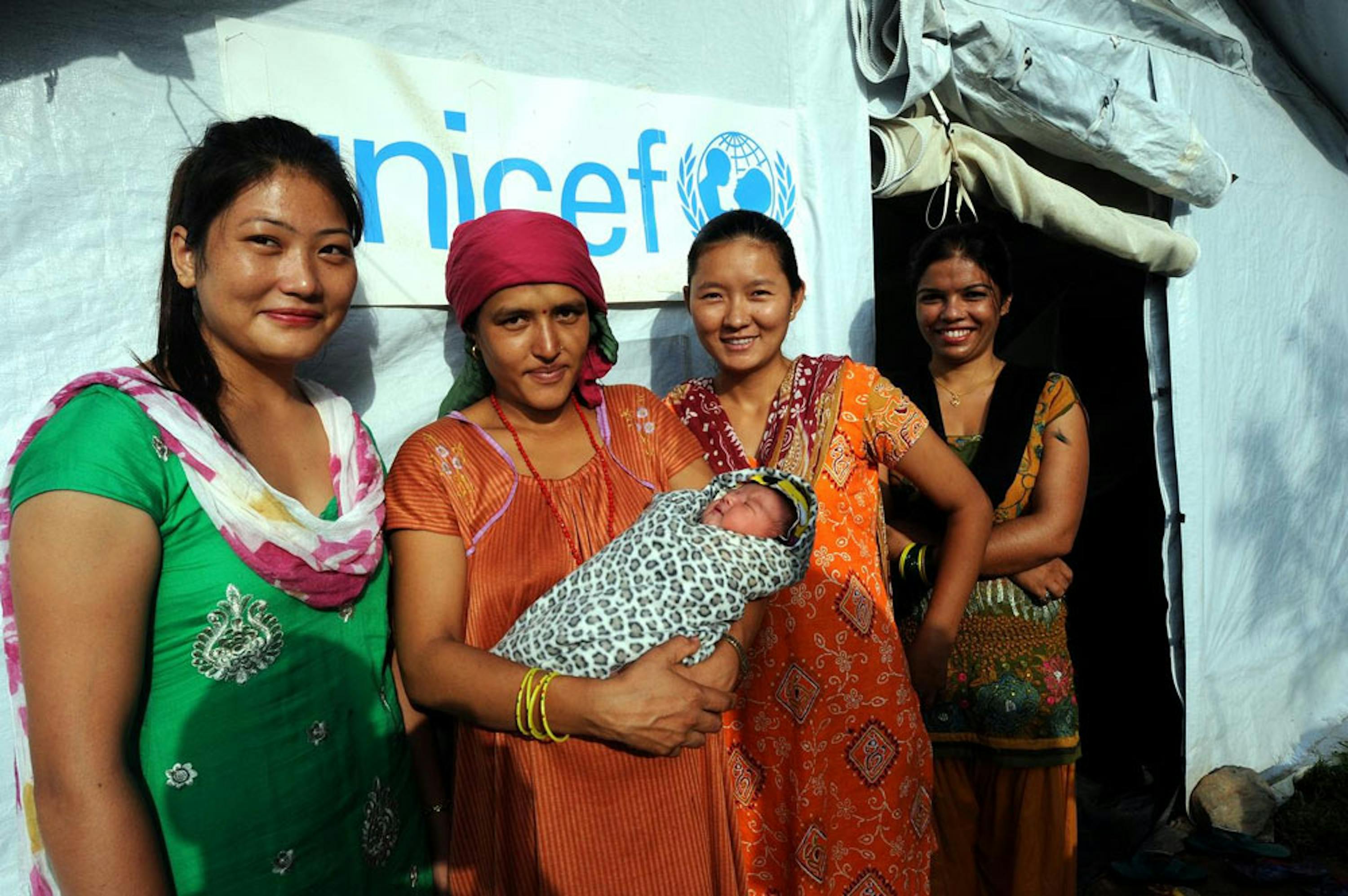 Sumitra Pudel (seconda da sinistra) con il suo neonato e alcune infermiere nel Centro di assistenza neonatale di emergenza di Manthali, uno dei 22 allestiti dall'UNICEF in diversi distretti del Nepal -  ©UNICEF Nepal/2015-0065/Karki