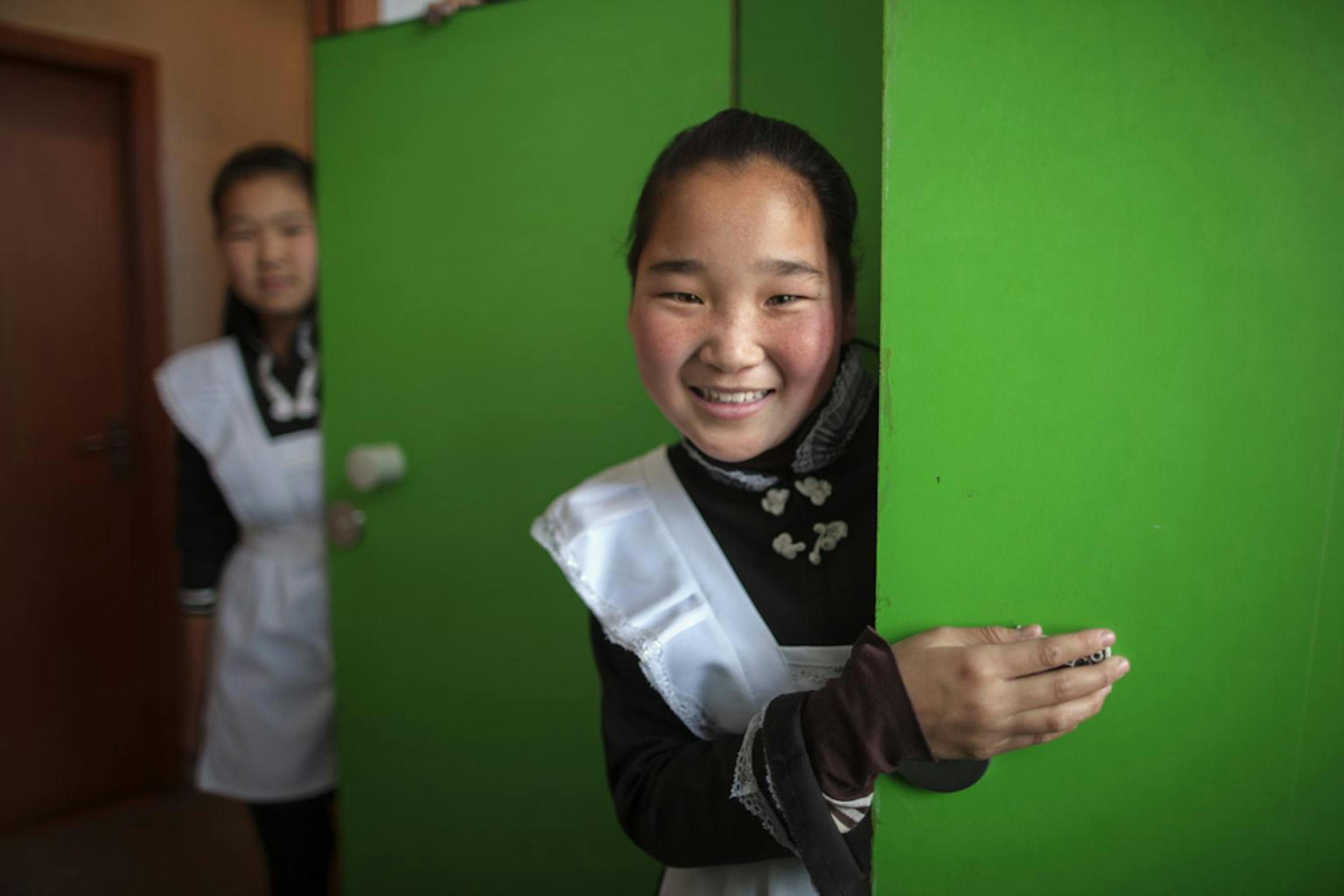 Alunne della scuola n. 67 di Ulan Bator, capitale della Mongolia. L'UNICEF ha installato nei gabinetti lavandini e porte con chiusura a chiave per agevolare la frequenza scolastica da parte delle ragazze - ©UNICEF/NYHQ2012-1768/Sokol