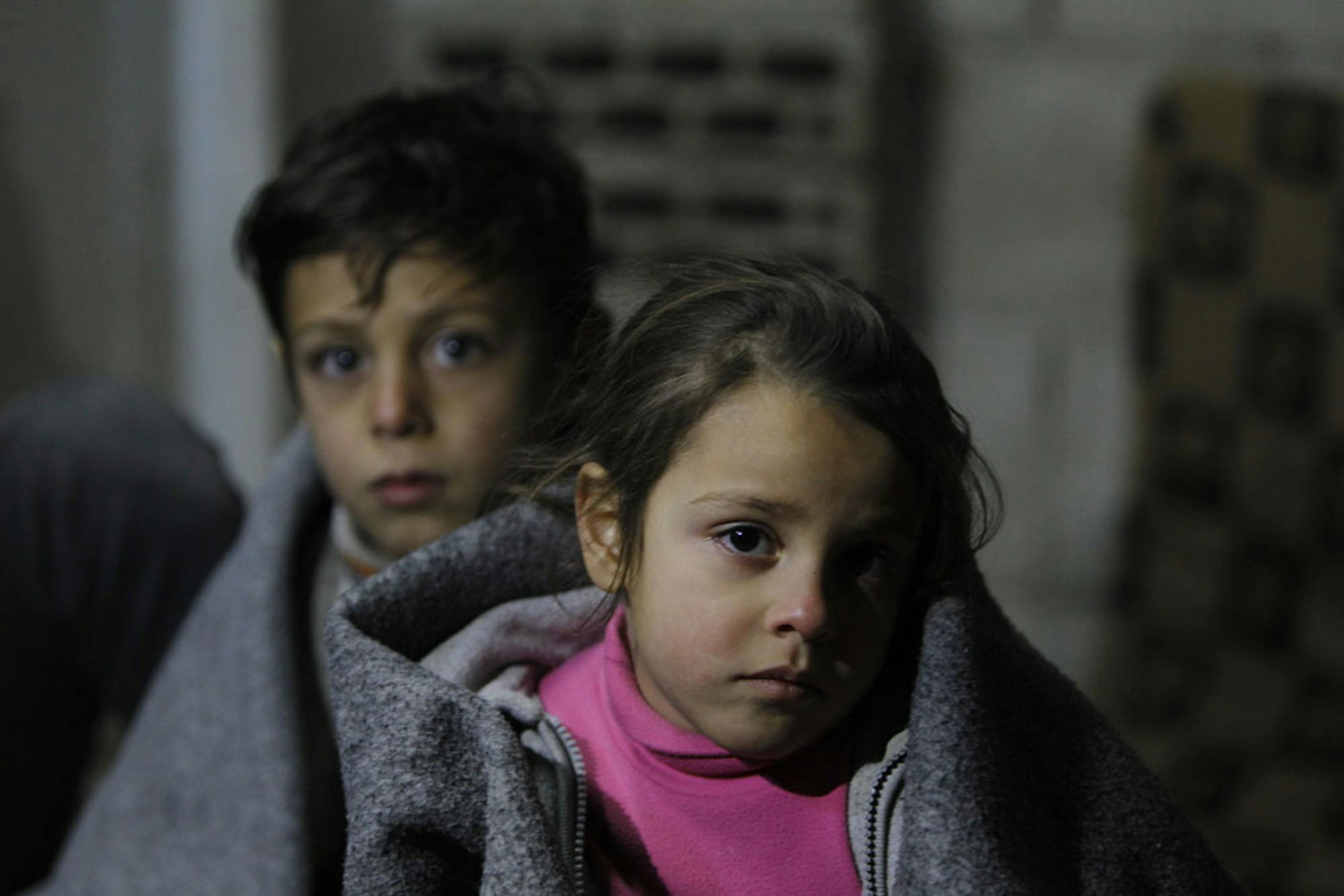 Ghinwa (7 anni) e Alaa (11) vivono in un edificio diroccato a Homs, Siria. Le coperte sono la loro unica protezione contro il gelo invernale - ©UNICEF/UN06843/Sanadiki