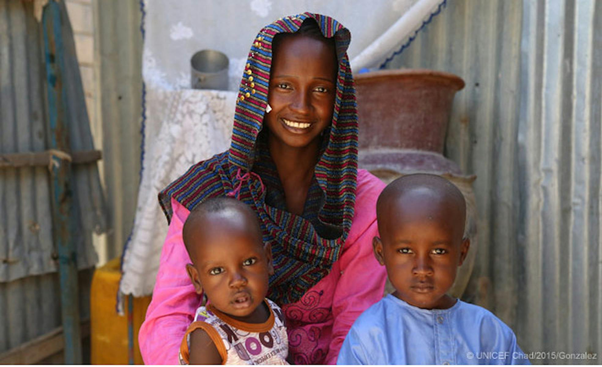 Amina Abdelrahman, 15 anni, con i suoi due figli Mustapha (3 anni) e Haroun (12 mesi). A 12 anni Amina ha dovuto abbandonare la scuola per sposarsi - ©UNICEF Ciad/2015/Gonzalez