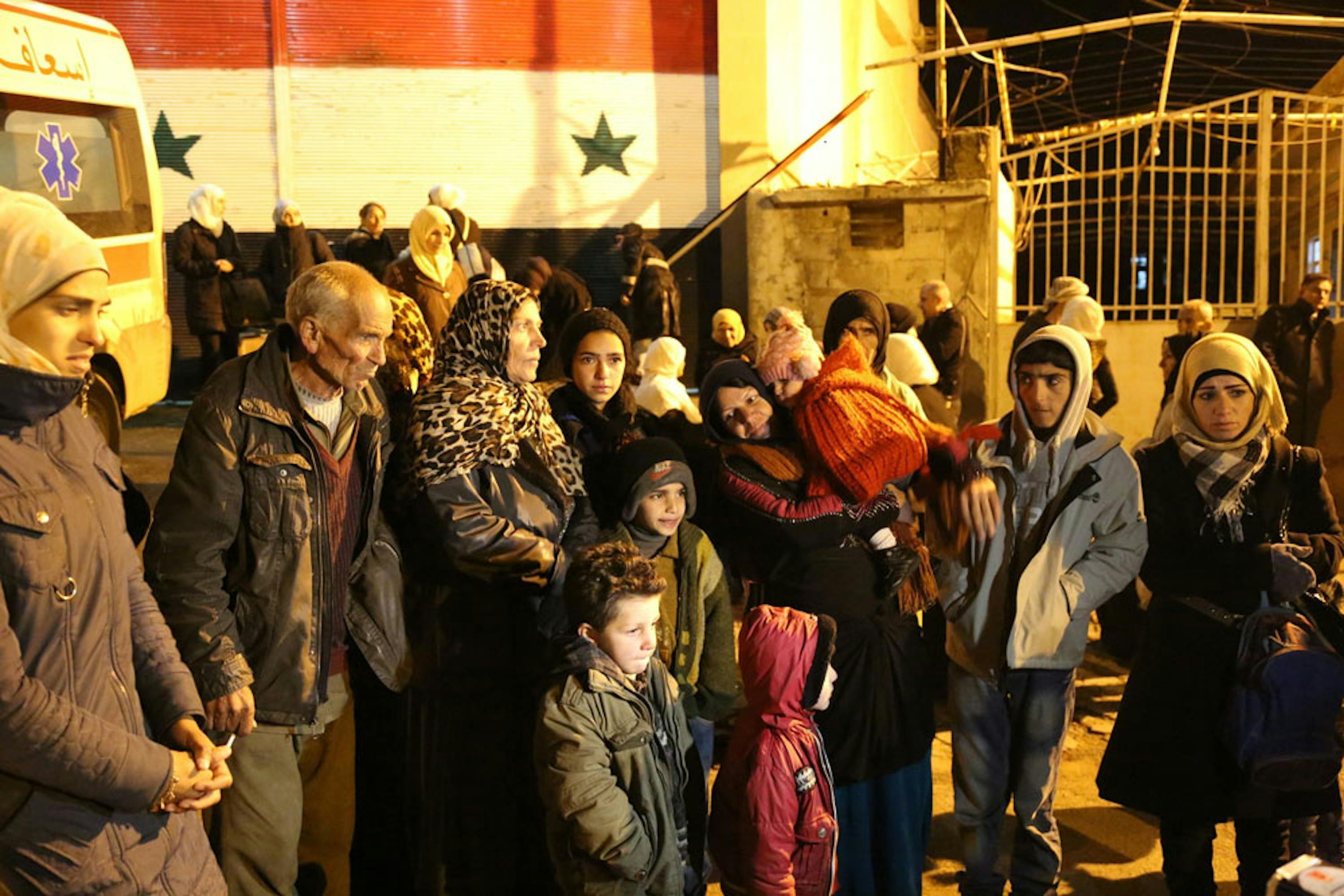 Civili in attesa di essere sfollati dalla città assediata di Madaya (Siria) - ©UNICEF/UN07225/Al-Saleh/WFP