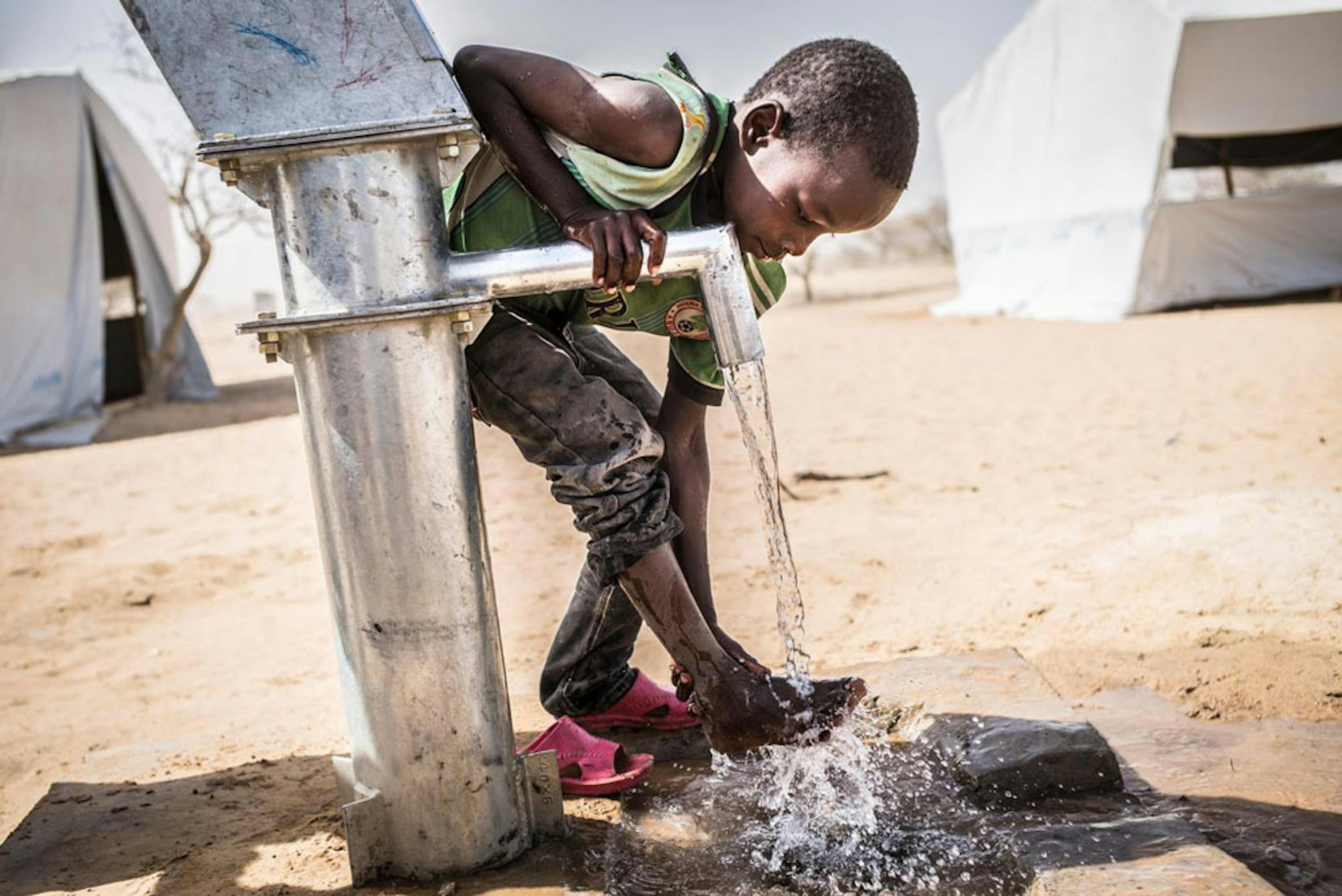 Un bambino nel campo profughi di Dar es Salam, in Ciad, che ospita rifugiati nigeriani che hanno abbandonato il paese per via degli attacchi terroristici di Boko Haram - ©UNICEF/NYHQ2015-1505/Cherkaoui