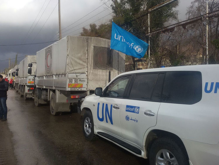 Un'immagine del convoglio congiunto ONU-Croce Rossa alle porte di Madaya, giovedì 14 gennaio 2016 - ©UNICEF/UNO7489/Omar