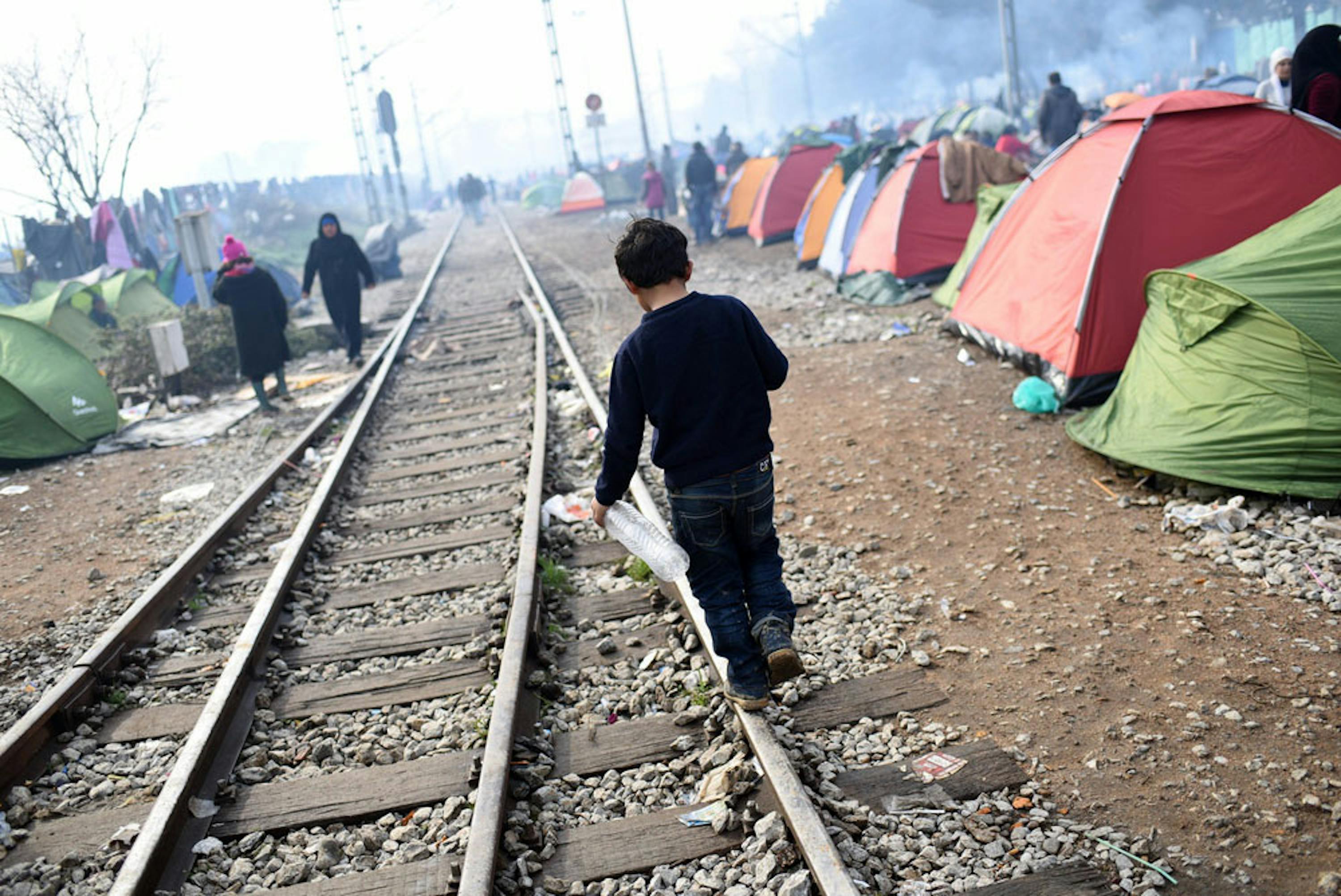 Un bambino fra i tanti accampati al confine tra Grecia e l'ex repubblica jugoslava di Macedonia - ©UNICEF/UN012790/Georgiev