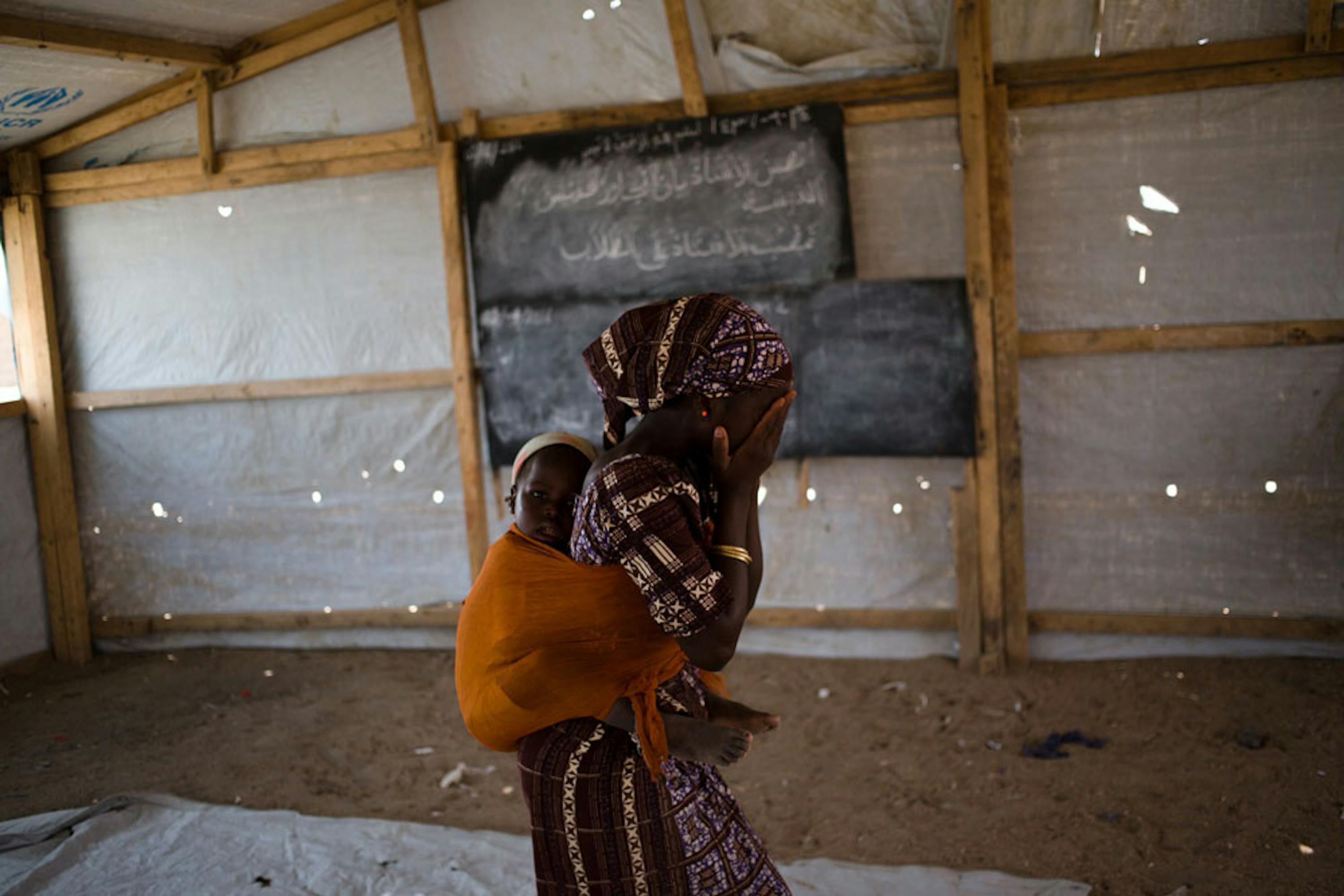 Fati, 16 anni. Rapita in Nigeria, è rimasta prigioniera per 5 mesi di Boko Haram. Oggi vive con la mamma e la sorellina nel campo profughi di Minawao in Camerun - ©UNICEF/UN015784/Prinsloo