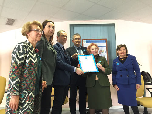 Paolo Rozera (Direttore generale dell'UNICEF Italia) consegna la pergamena del riconoscimento dell'Azienda Ospedaliera Universitaria di Careggi quale Ospedale Amico dei Bambini - ©UNICEF Italia/2016/Elise Chapin