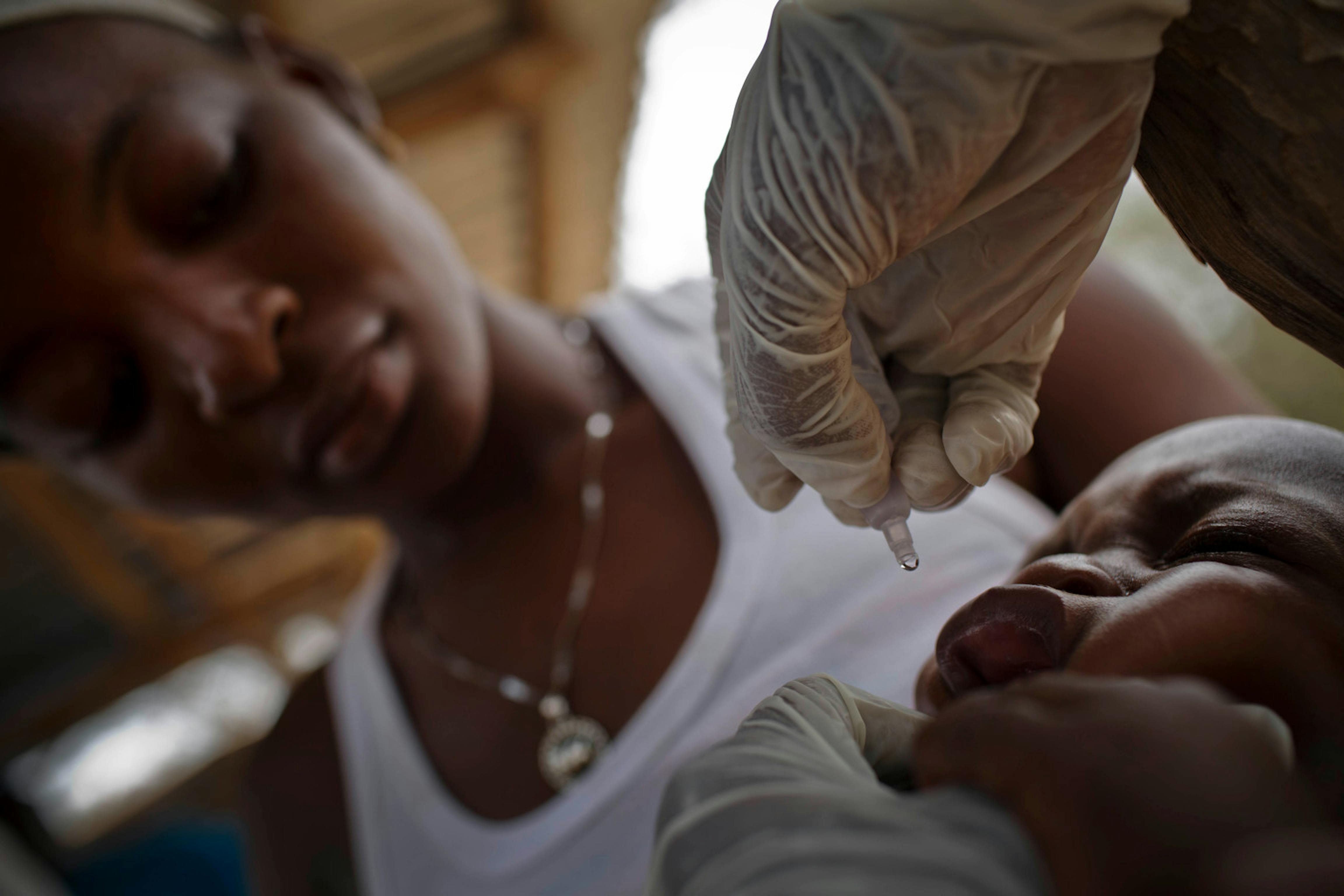 Vaccinazione antipolio a Tunkia (Sierra Leone), febbraio 2016 - ©UNICEF/UN011633/Holt