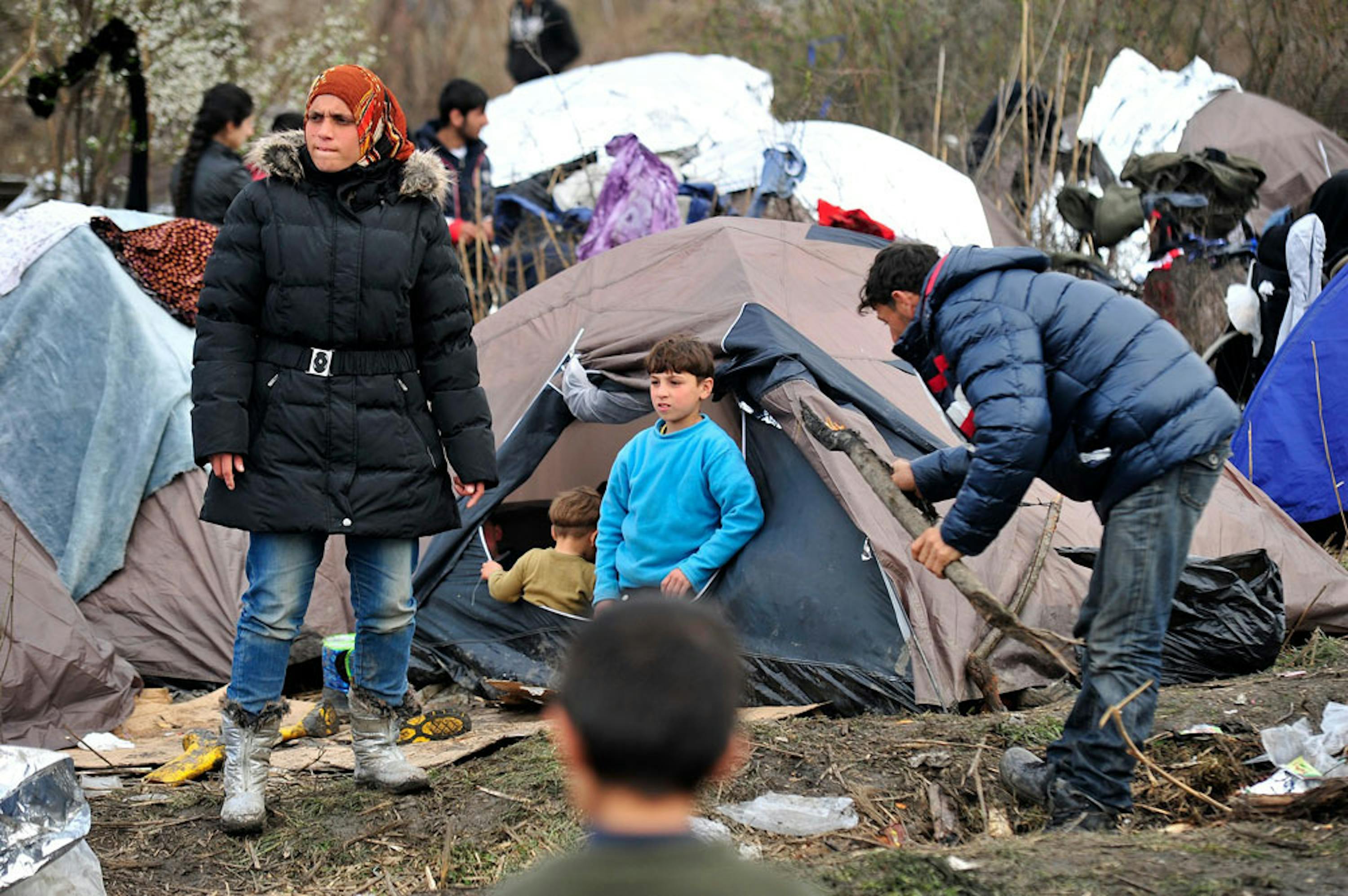 Minori e adulti al confine tra Serbia e ex repubblica jugoslava di Macedonia - ©UNICEF/UN013594/Georgiev