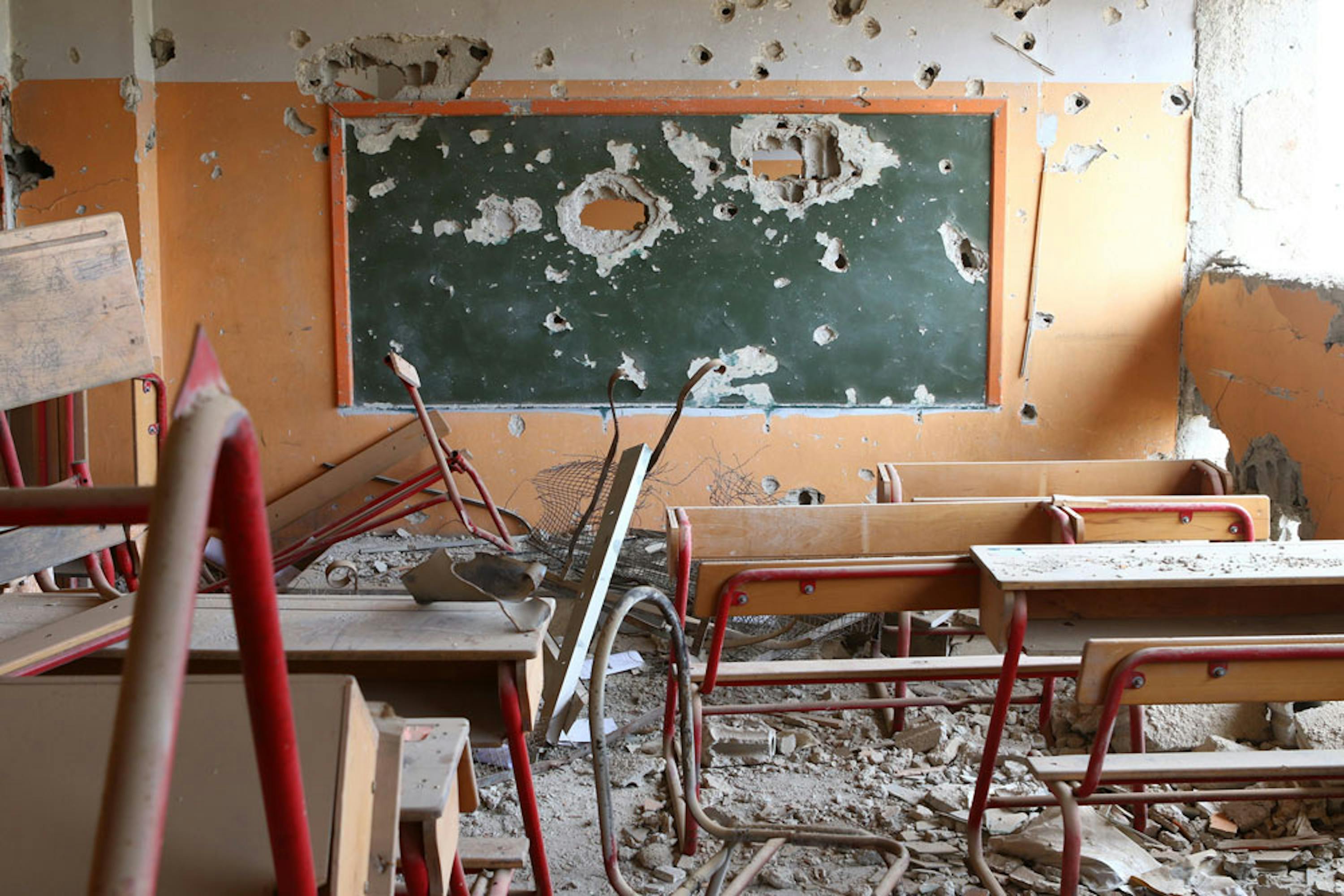 Un'aula devastata dai combattimenti a Hujjaira, un sobborgo rurale di Damasco. In Siria, un quarto delle scuole è stato distrutto, lesionato o occupato nel corso della guerra - ©UNICEF/UN018882/Abdulaziz