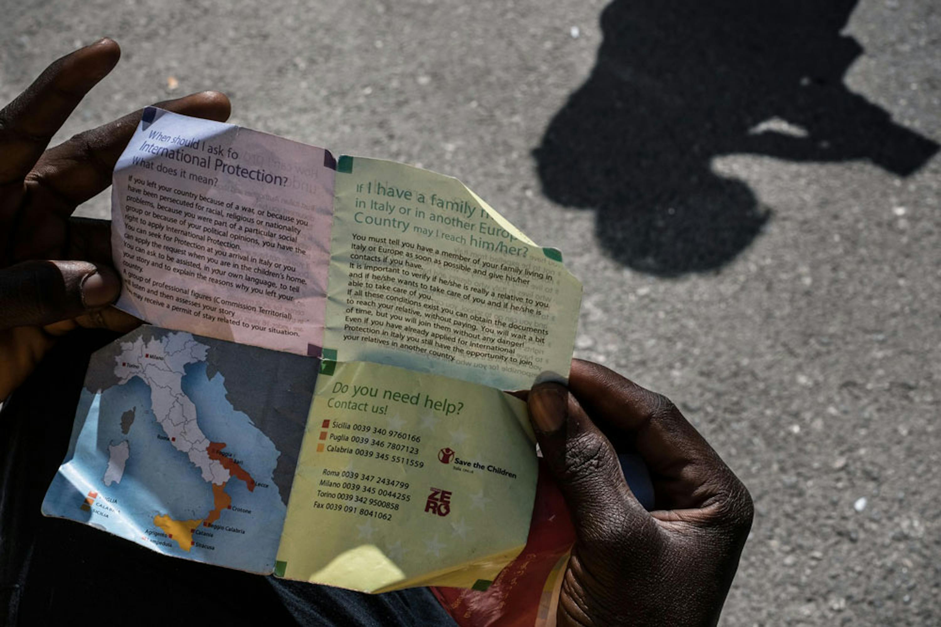 Un adolescente appena giunto nell'hotspot di Pozzallo (RG) legge un volantino con le informazioni sulle modalità per effettuare la richiesta di asilo - ©UNICEF/UN020013/Gilbertson