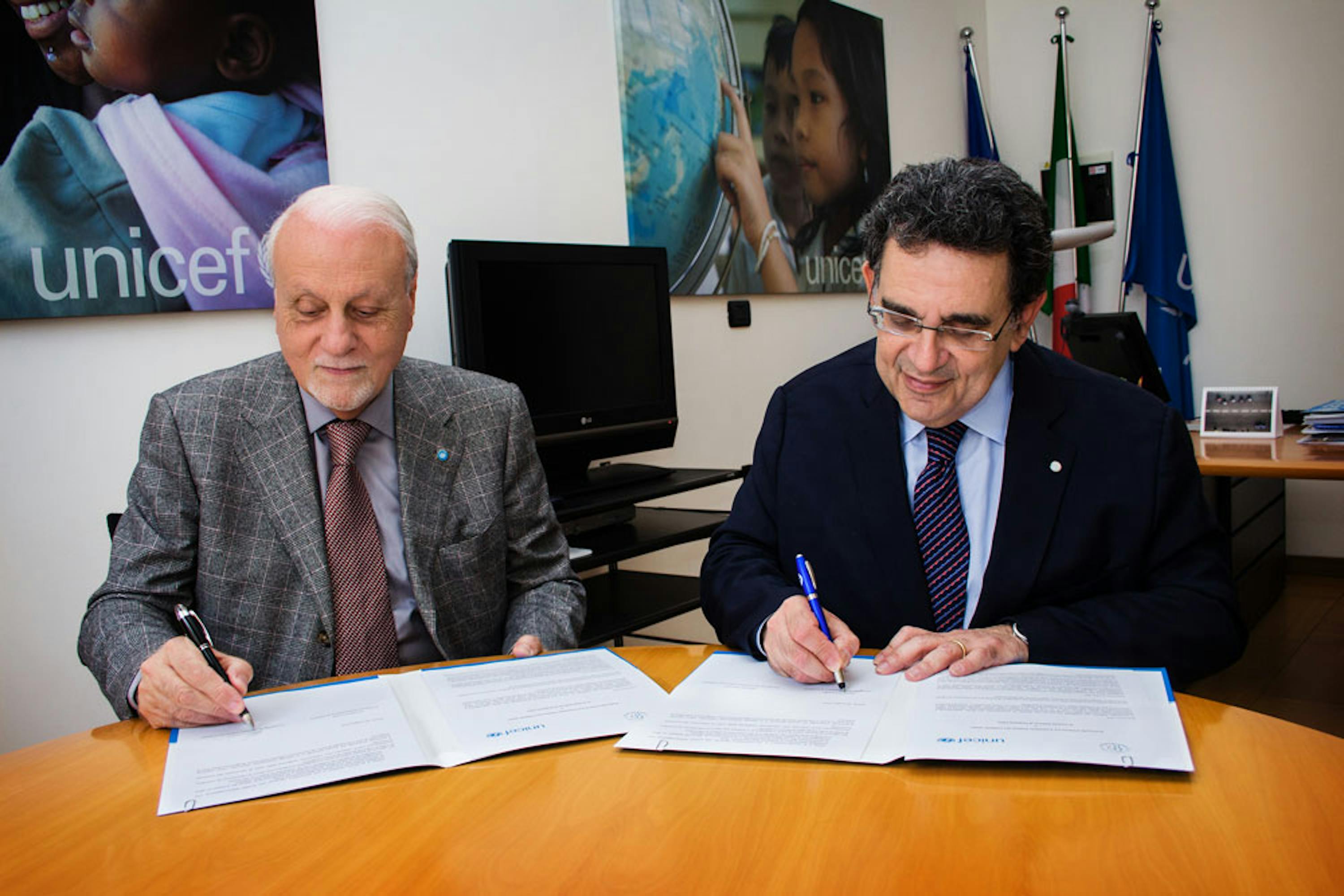 Il presidente dell'UNICEF Italia Giacomo Guerrera (a sin.) e il presidente della Società Italiana di Pediatria Giovanni Corsello firmano il protocollo - ©UNICEF Italia/2016/A.Longobardi