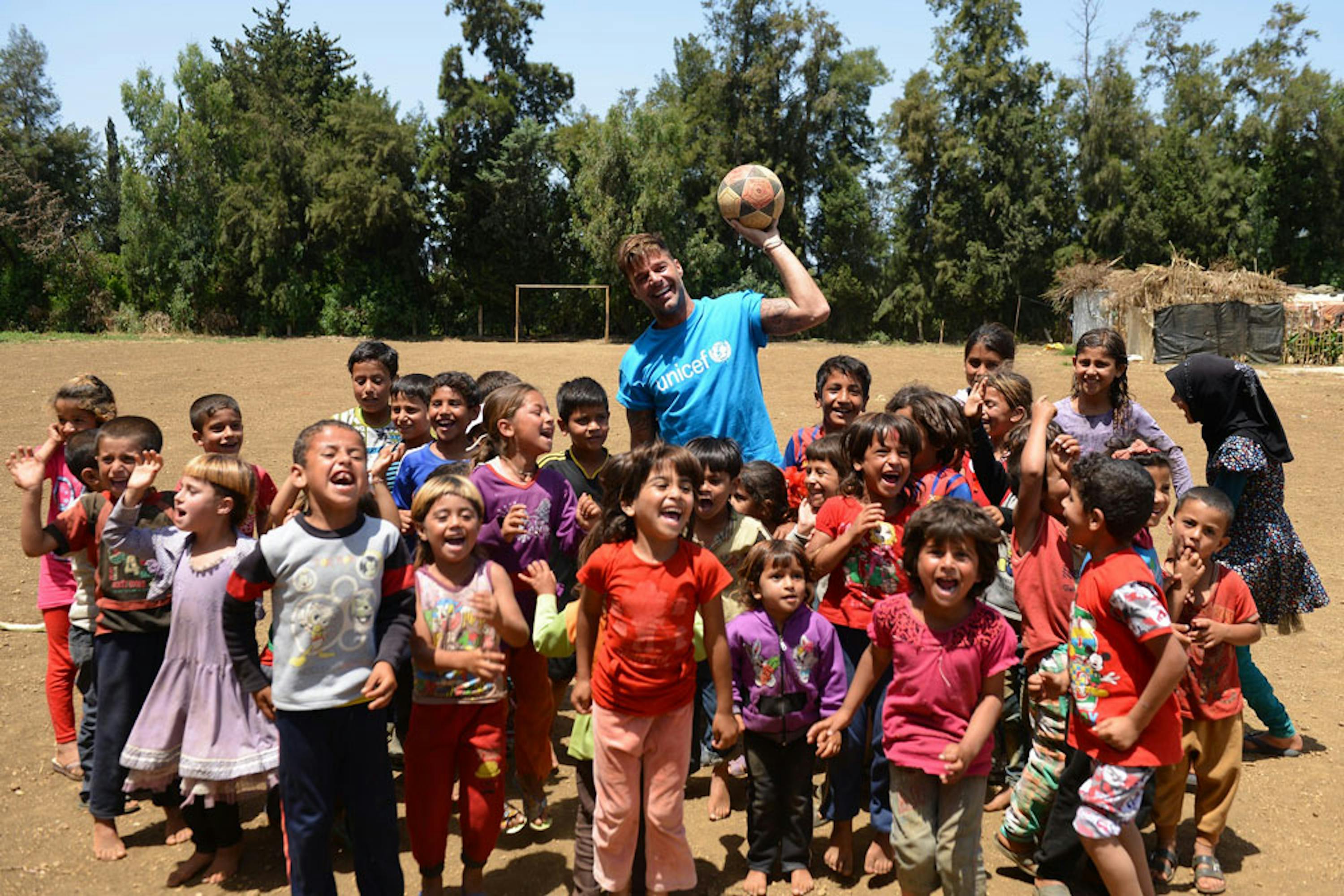 Ricky Martin tra i bambini dell'insediamento informale di Al-Hissa (Libano) - ©UNICEF/UN020858/Choufany