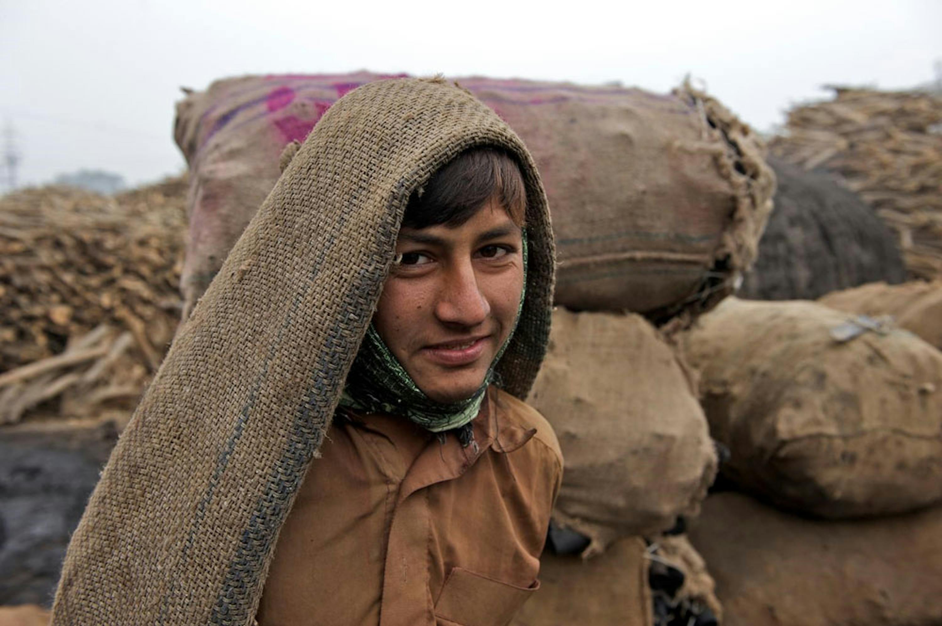Un bambino impiegato in una fabbrica di carbone in Pakistan. Nel paese asiatico l'88% dei bambini che non frequenta la scuola svolge qualche tipo di lavoro - ©UNICEF/UNI186955/Noorani