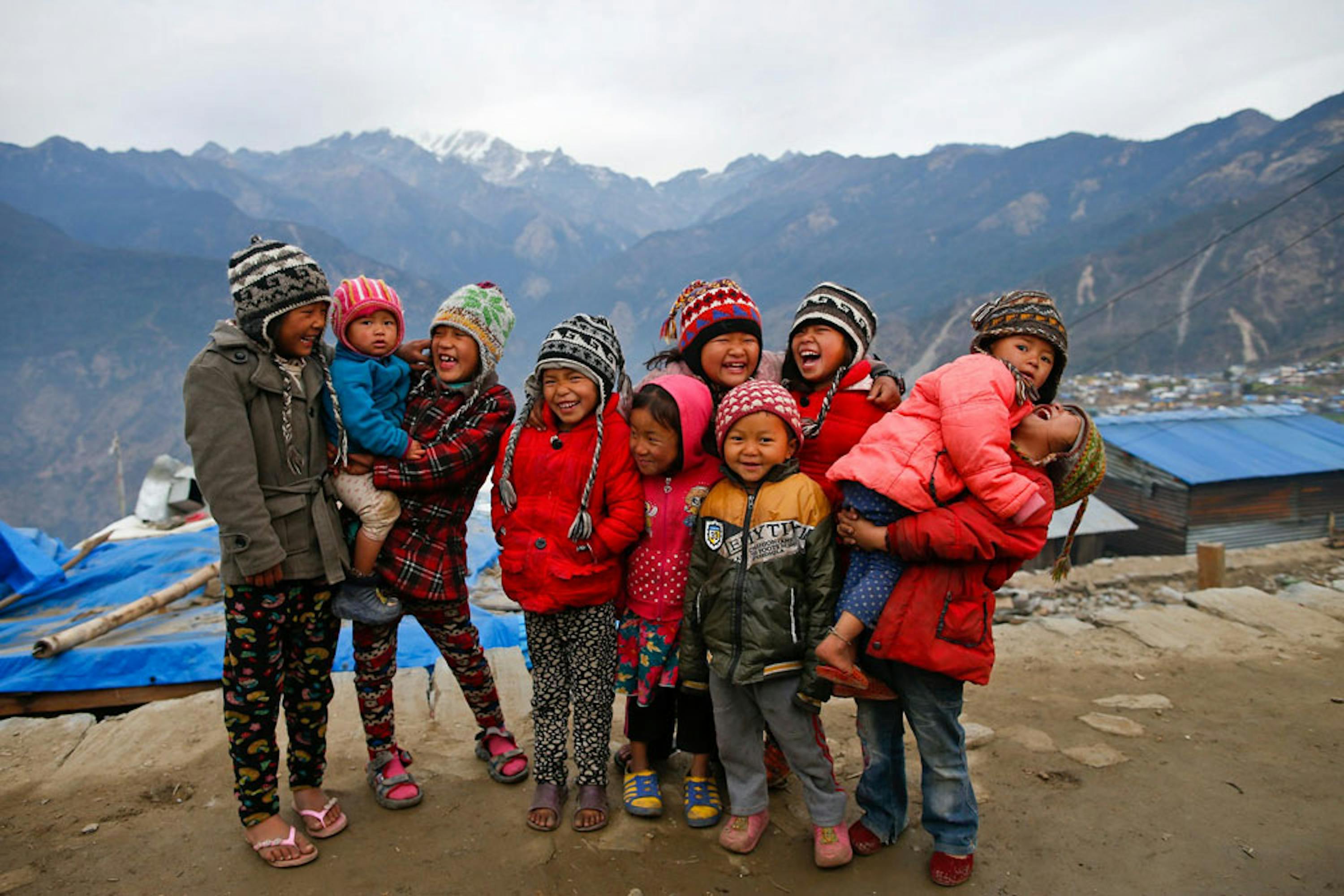 Bambini del villaggio di Barpak, vicino all'epicentro del catastrofico terremoto del 25 aprile 2015. In questo solo distretto ben 1.400 abitazioni sono state completamente distrutte - ©UNICEF/UN017153/Shrestha