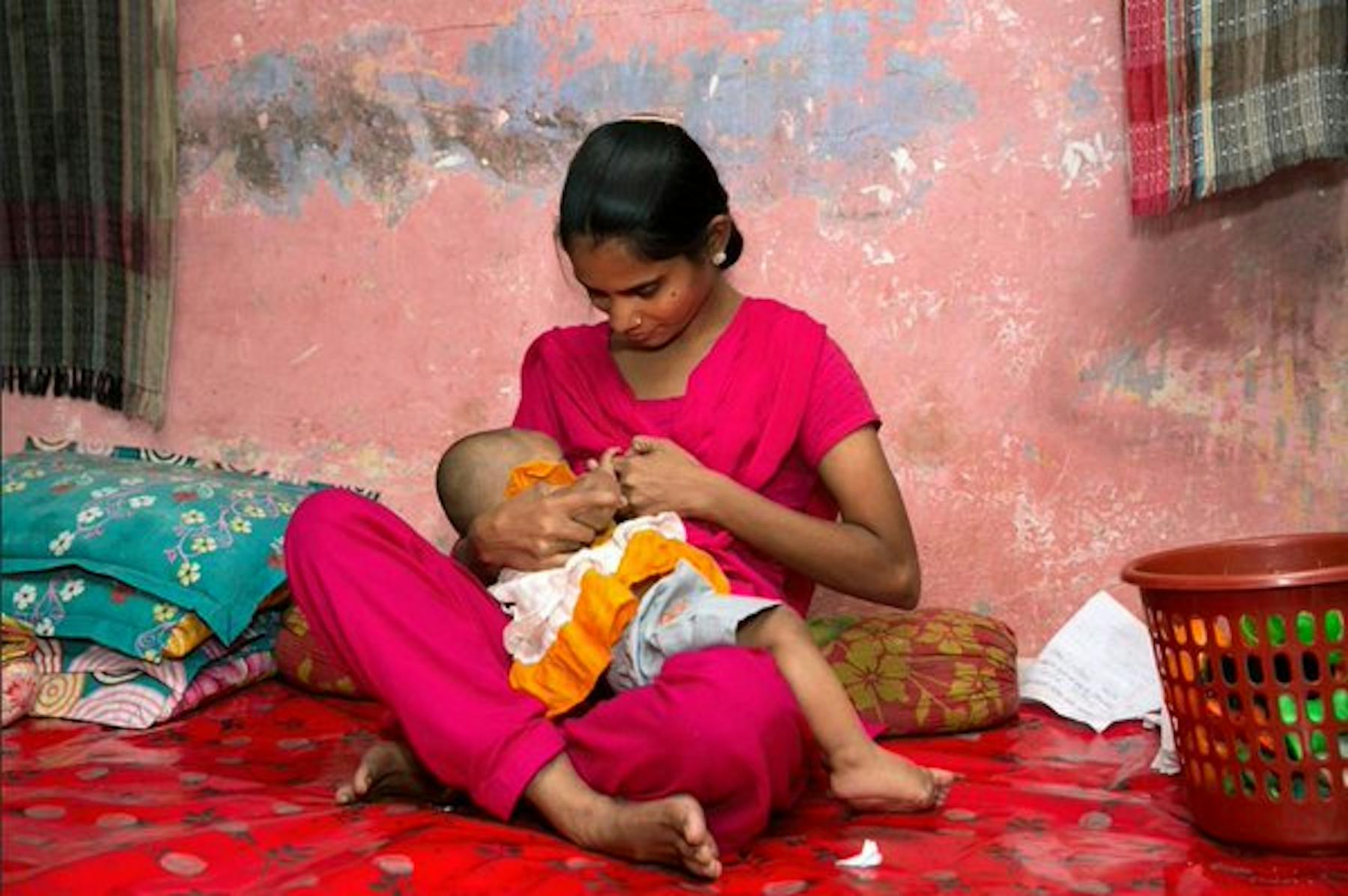 Una mamma allatta il suo bambino in Bangladesh - ©UNICEF/UNI199599/J.Mawa