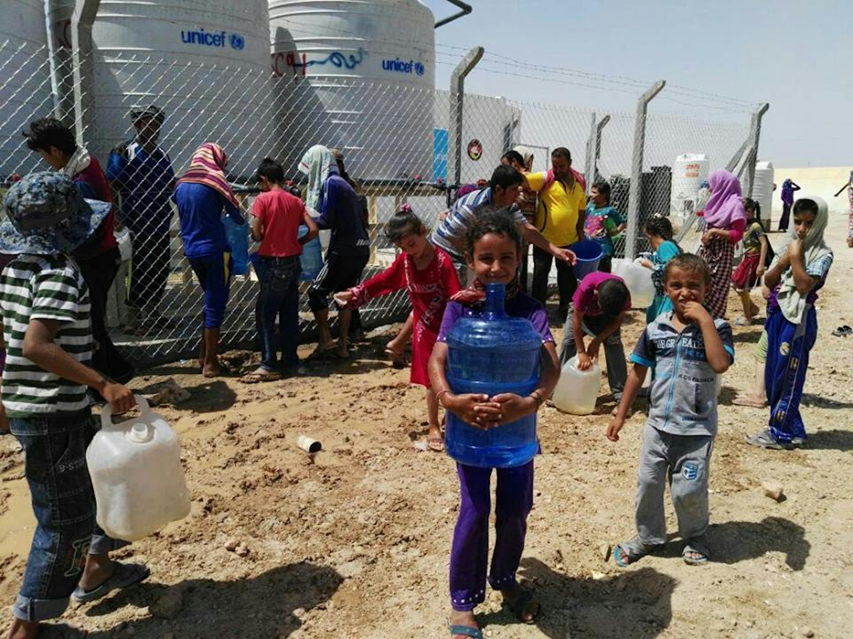 Sono 18.000 i bambini nel campo per sfollati di Amiriyat al-Falluja (Iraq), dove l'UNICEF fornisce acqua potabile e per igiene personale alle famiglie - ©UNICEF Iraq/2016