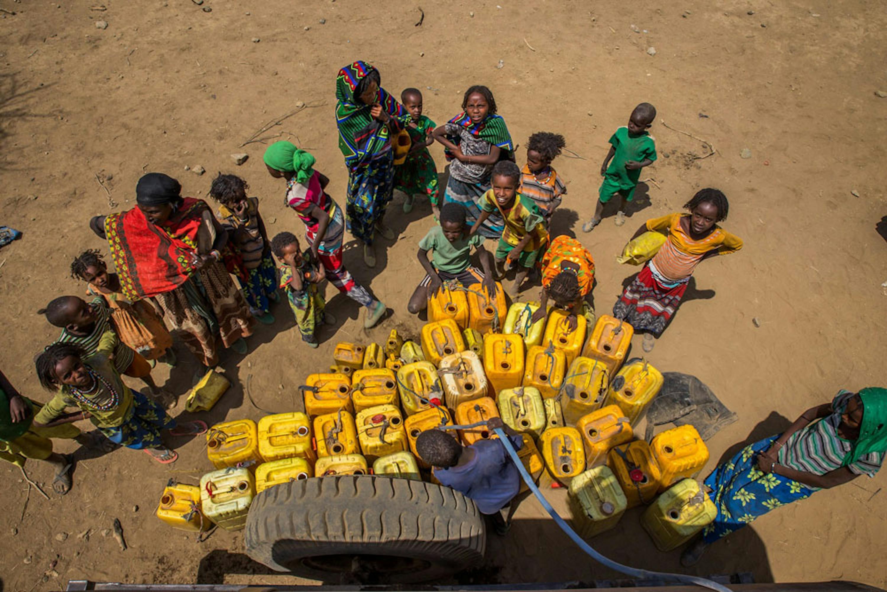 Donne e bambini alla fonte di Haro HUba Kebele, in Etiopia, uno dei paesi più duramente colpiti da 2 anni consecutivi di El Niño - ©UNICEF/UN011590/Ayene