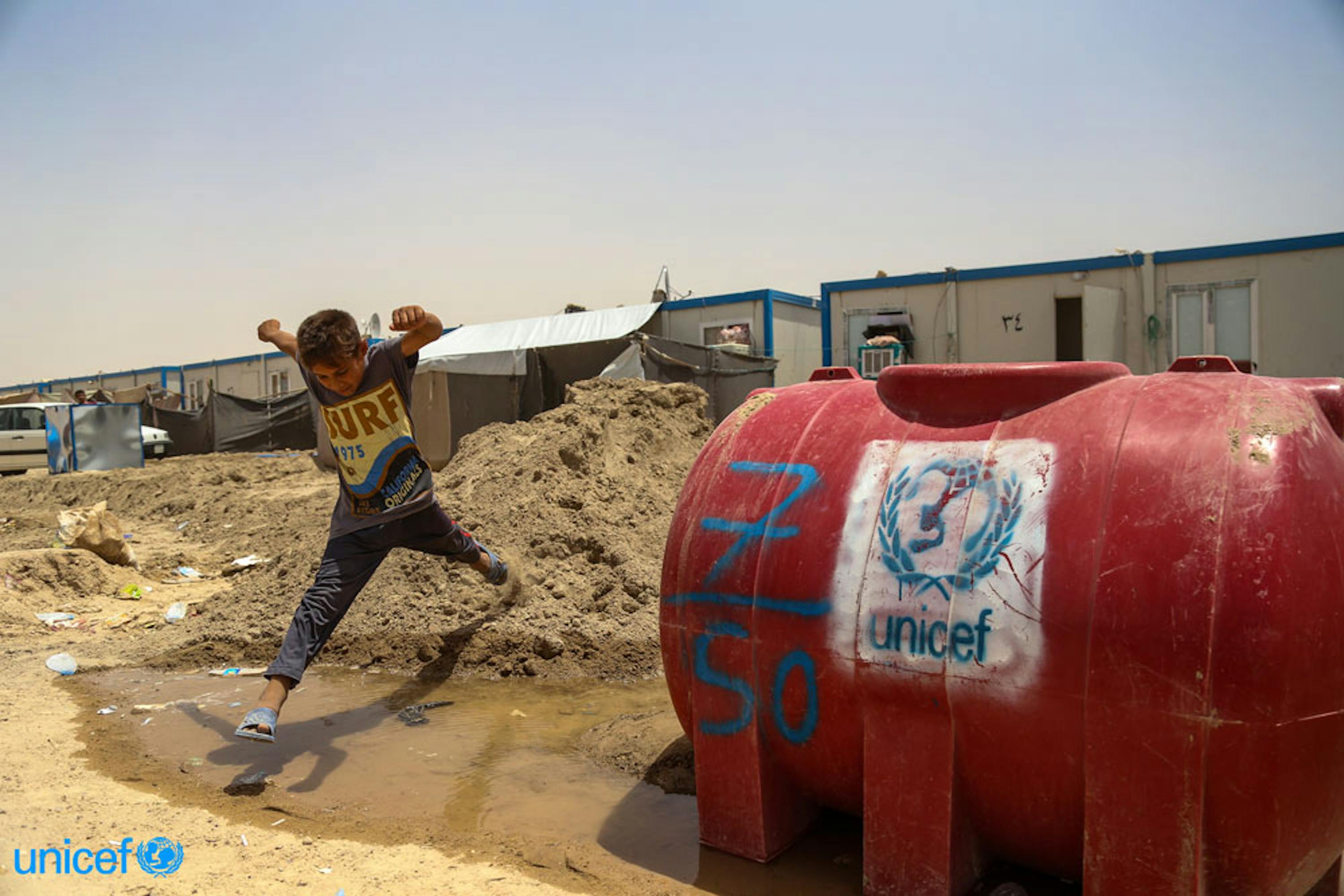 Un bambino sfollato da Falluja nel campo di Amiriyat al-Fallujah, Iraq © UNICEF/UN024107/Khuzaie