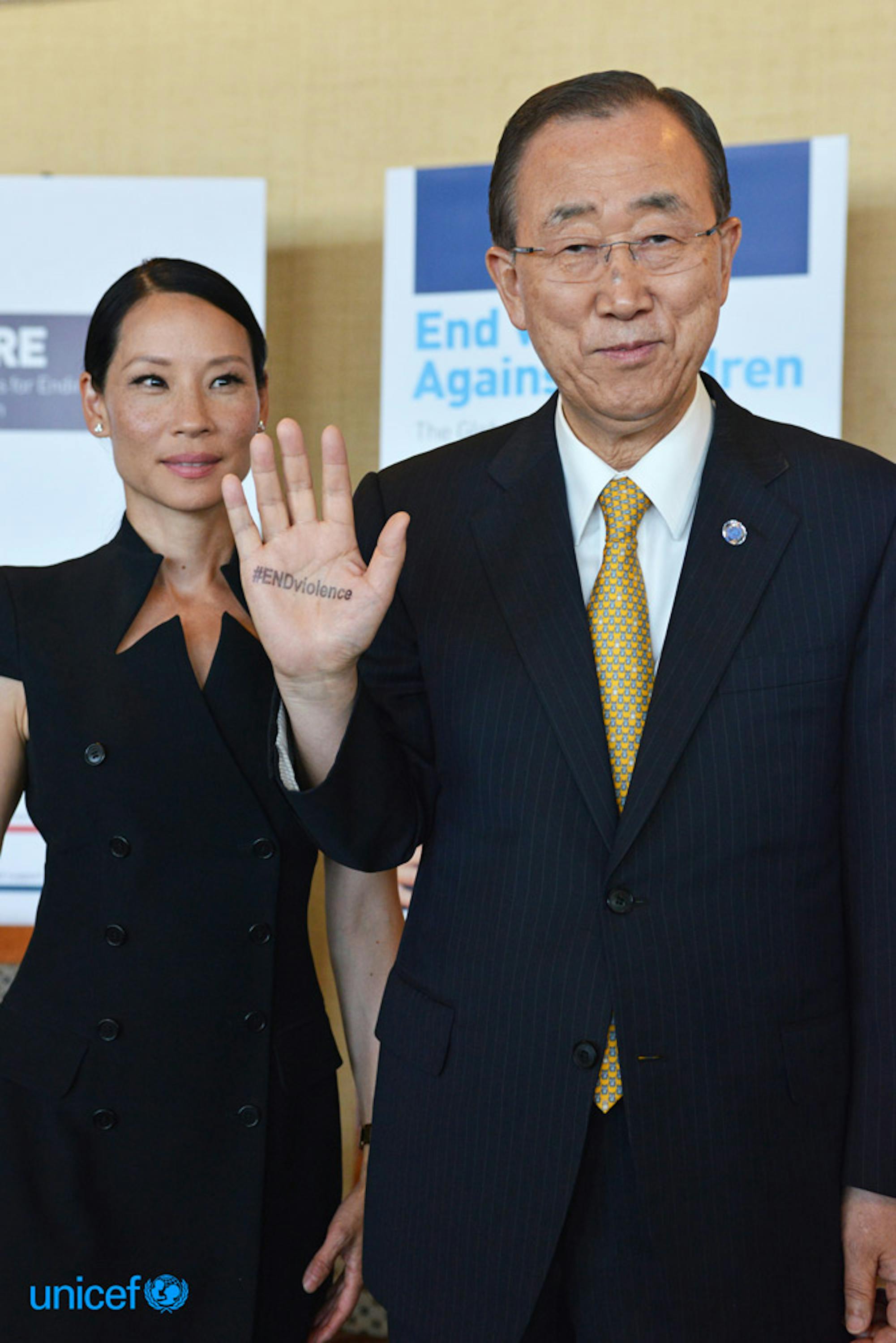 Il Segretario Generale delle Nazioni Unite Ban Ki moon mostra nella sua mano il timbro Endviolence © UNICEF/UN024802/Nesbitt