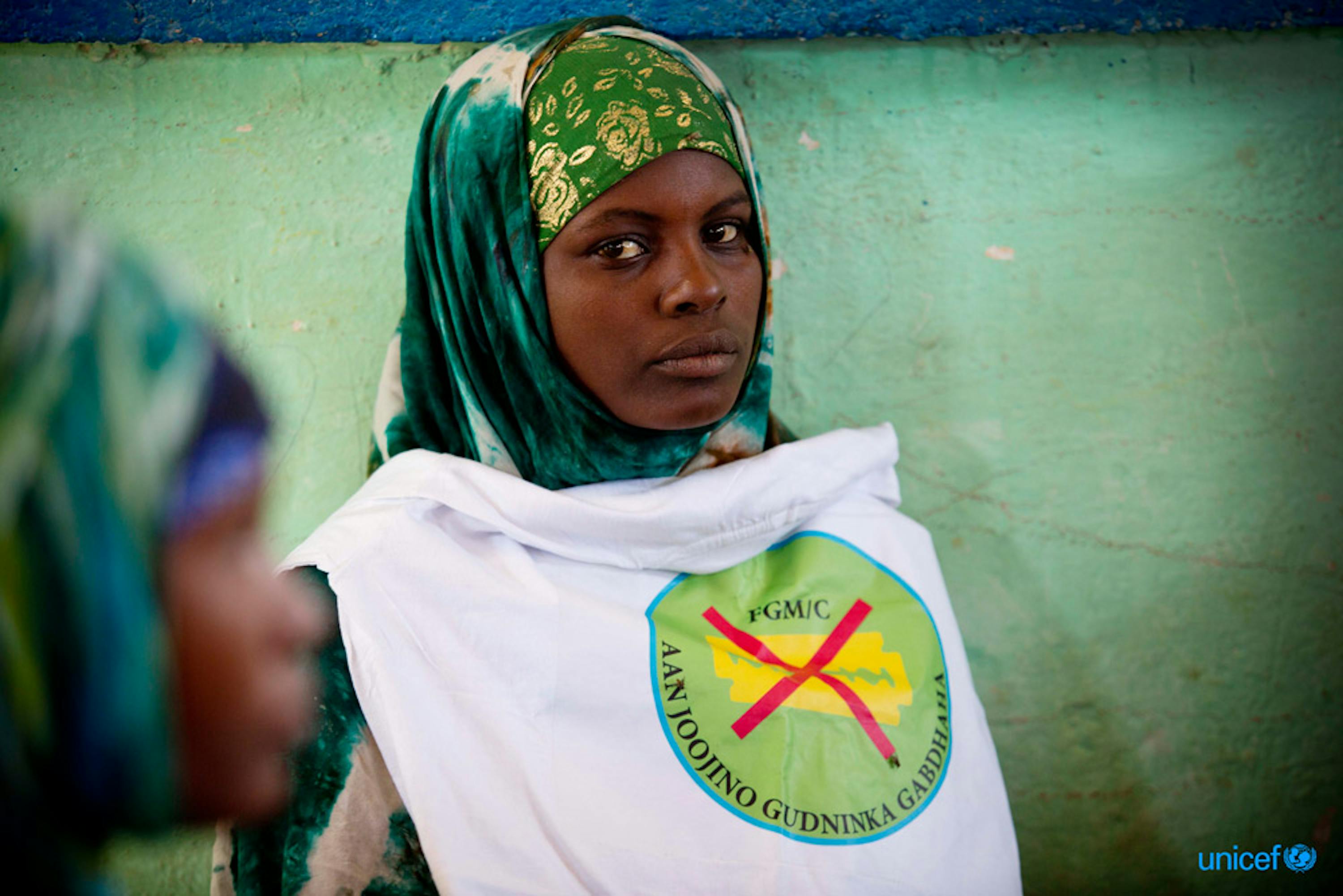 Una delle partecipanti a un incontro pubblico sui danni provocati dalle mutilazioni genitali femminili organizzato dall'UNICEF a Garowe (Somalia) - ©UNICEF/UNI165230/Holt